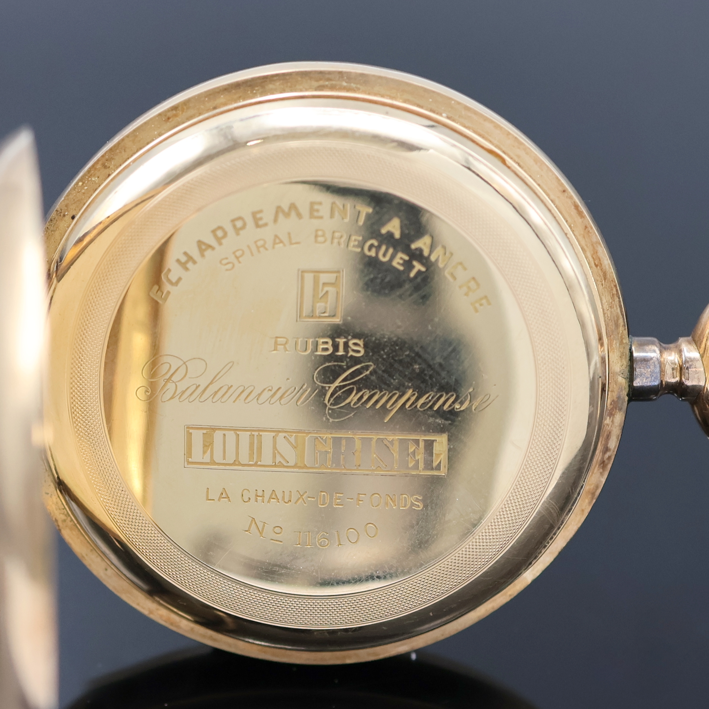 Detail d: LOUIS GRISEL Herrensavonette in RoseG 585/000, Schweiz um 1910, 3-Deckel Goldgeh. dell., floral grav. Sprung- u. Rückdeckel, Emailzifferbl. m. röm. ...