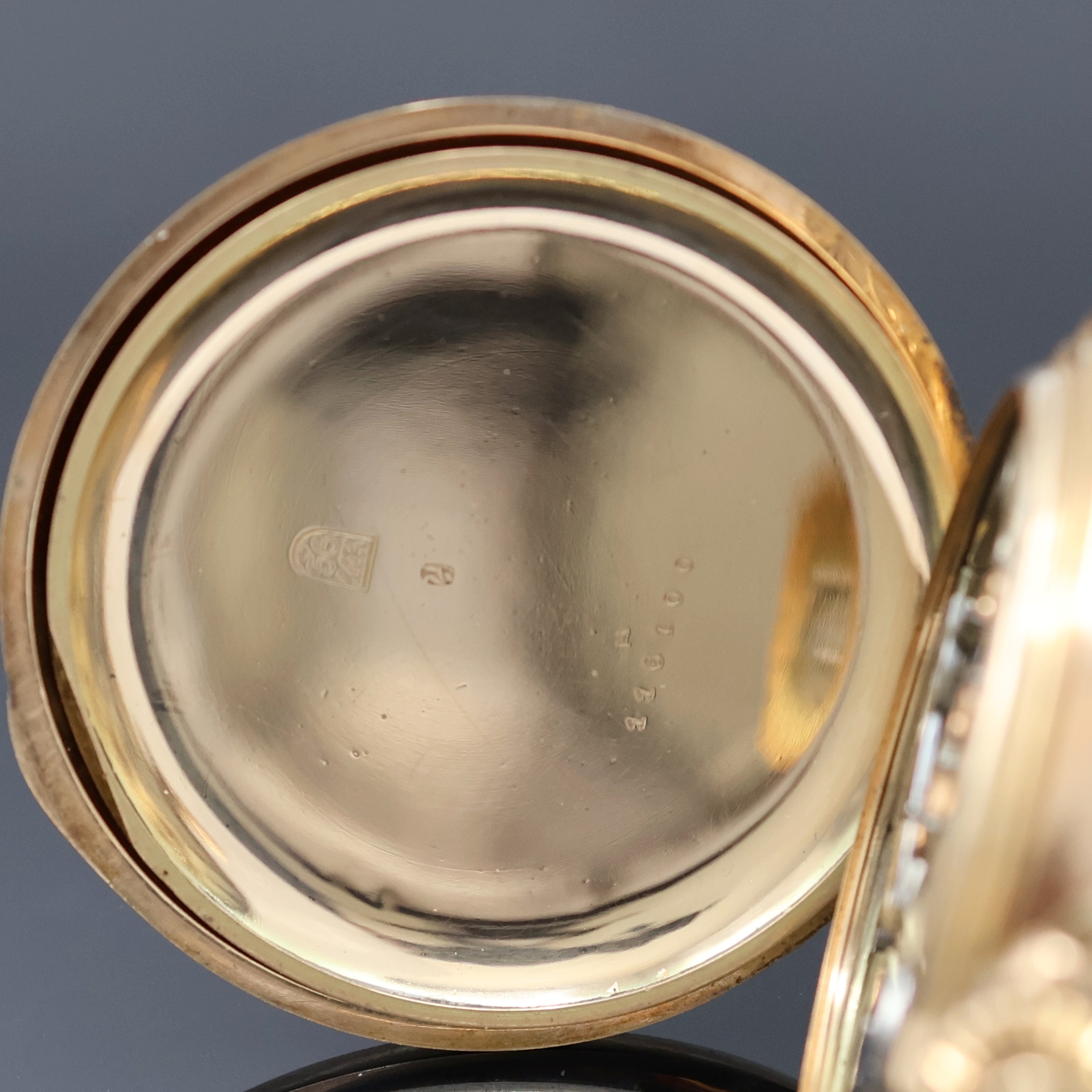 Detail e: LOUIS GRISEL Herrensavonette in RoseG 585/000, Schweiz um 1910, 3-Deckel Goldgeh. dell., floral grav. Sprung- u. Rückdeckel, Emailzifferbl. m. röm. ...