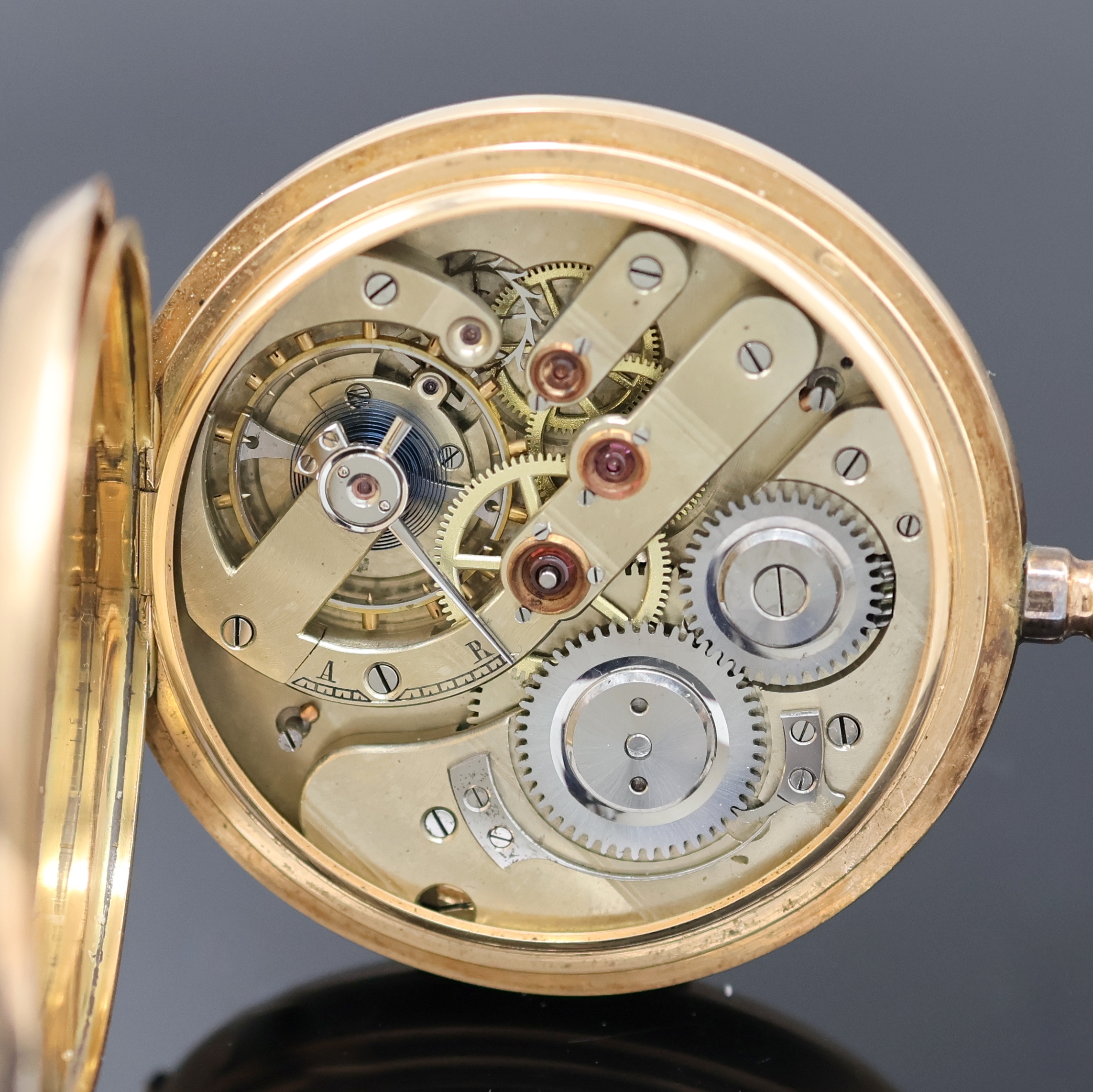 Detail f: LOUIS GRISEL Herrensavonette in RoseG 585/000, Schweiz um 1910, 3-Deckel Goldgeh. dell., floral grav. Sprung- u. Rückdeckel, Emailzifferbl. m. röm. ...