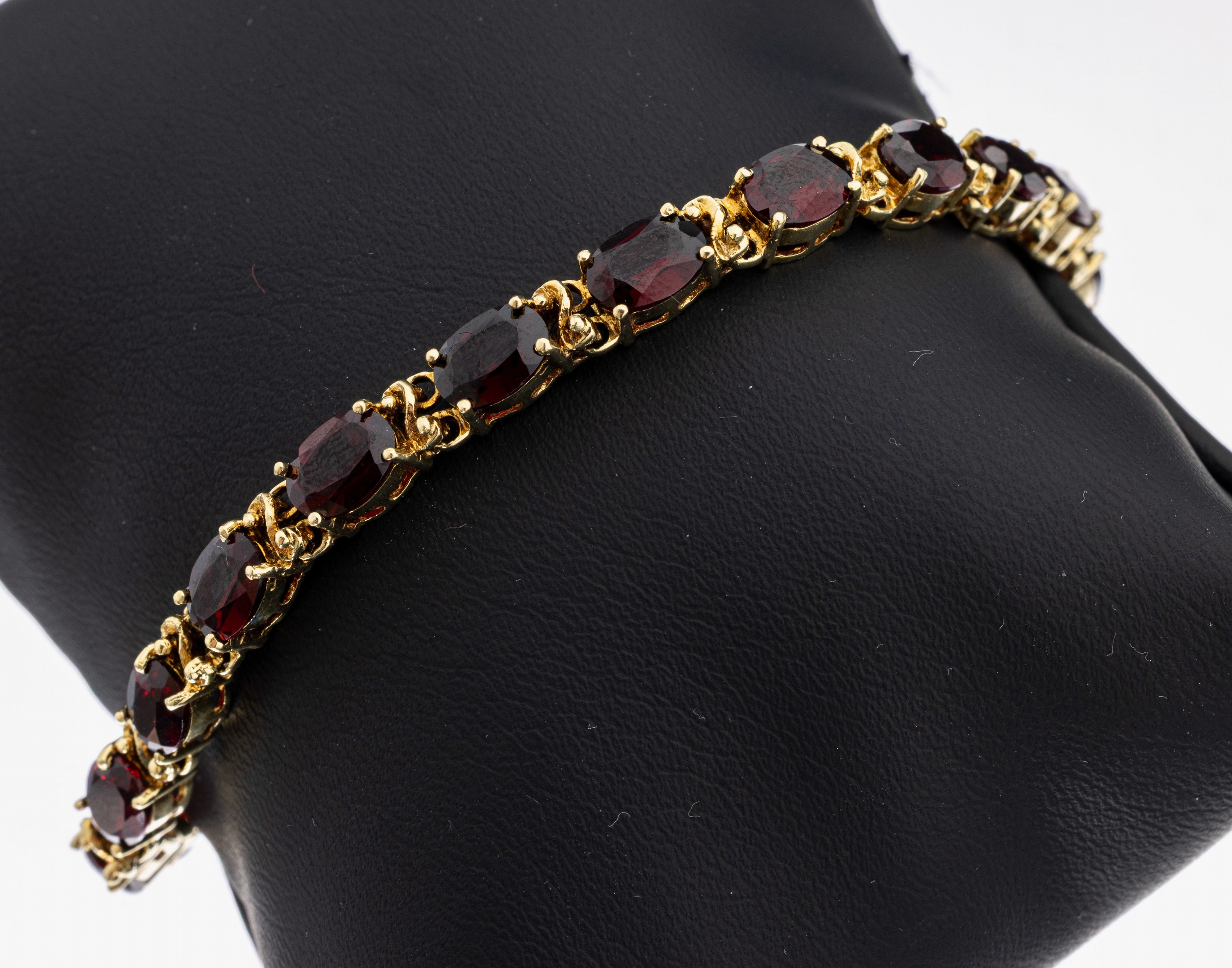 14 kt Gold Granat-Armband, GG 585/000, 19 ovalfacett. Granate zus. ca. 19.0 ct, 18.5 cm,Kastenschloss mit Sicherheitskettchen, ca. 16.2 g