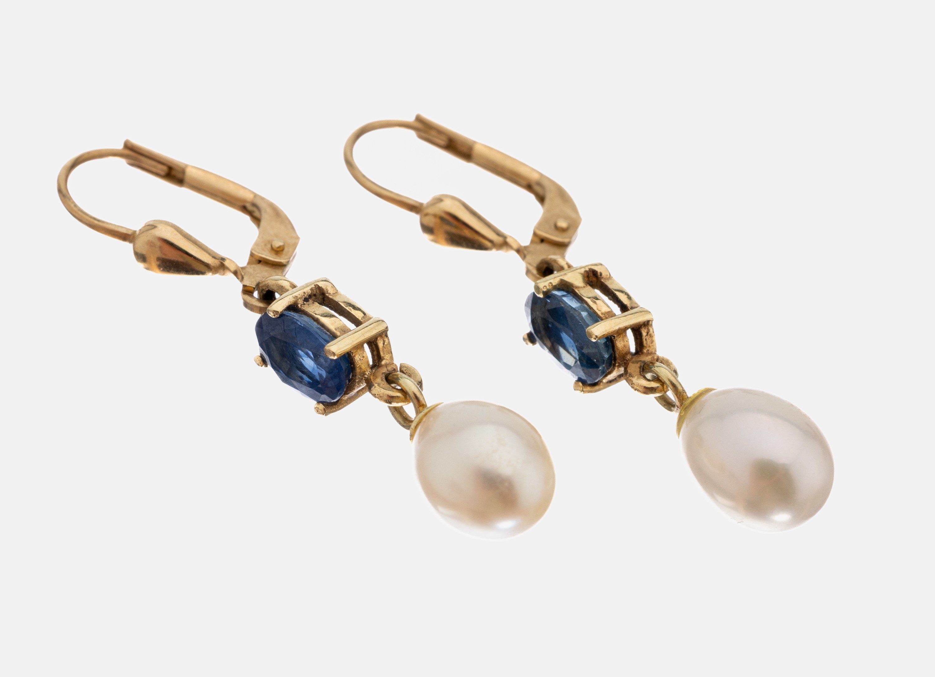 Paar 14 kt Gold Saphir-Perl-Ohrgehänge, GG 585/000, 2 l. tropfenförm. Süßwasserzuchtperlen, D. ca. 6 mm, 2 ovalfacett. Saphire zus. ca. 1.20 ct, ...