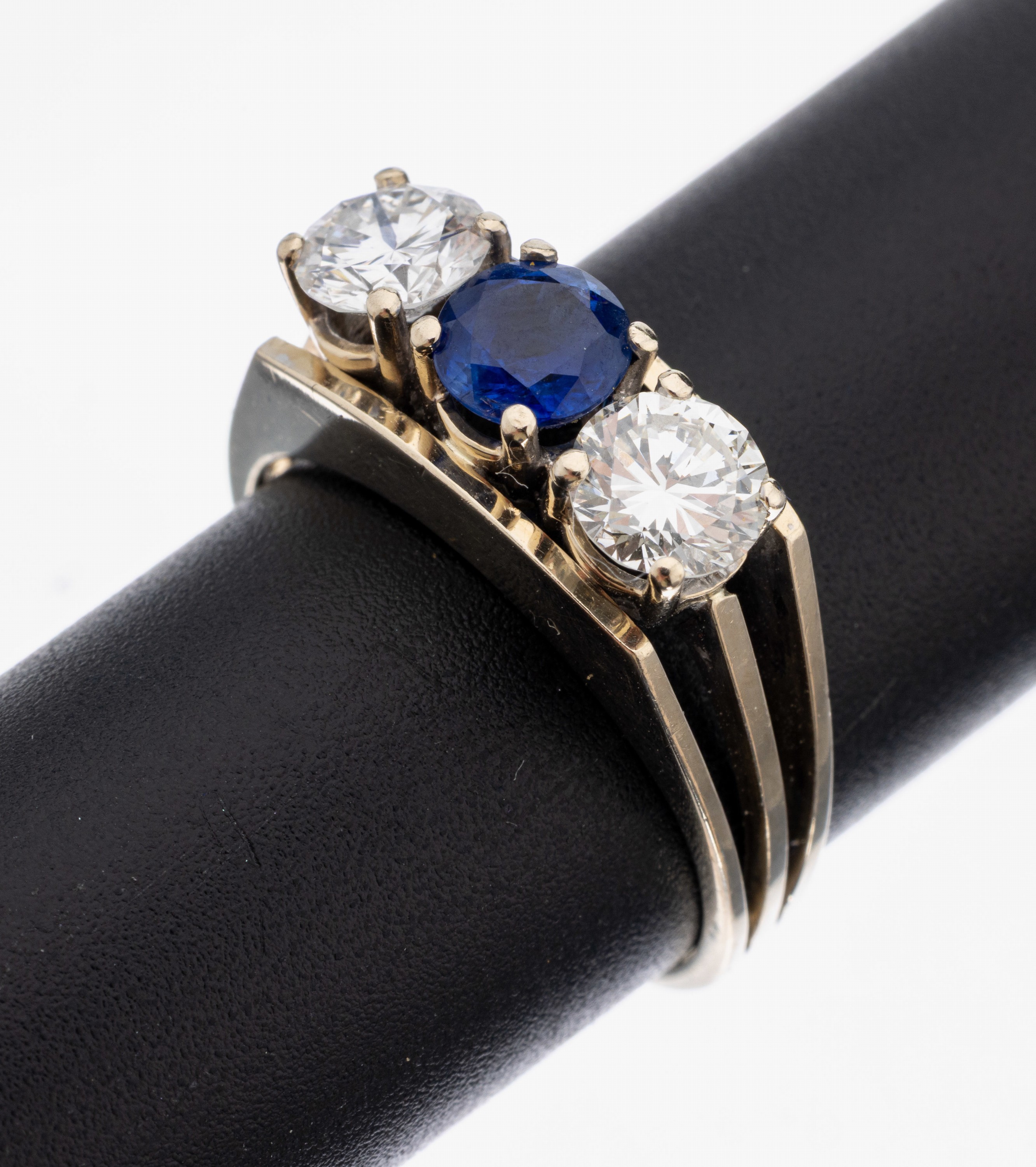 14 kt Gold Saphir-Brillant-Ring, GG/WG 585/000, Saphir ca. 0.80 ct, 2 Brillanten zus. ca. 1.30 ct feines Weiß/vs, ca. 4.8 g, RW56