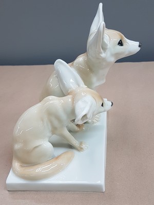 26949008d - Porzellangruppe, Meissen, 2.H.20.Jh., , Wüstenfüchse, Modellnr. X 142, Entw. ...