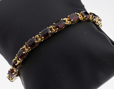 Image 14 kt Gold Granat-Armband, GG 585/000, 19 ovalfacett. Granate zus. ca. 19.0 ct, 18.5 ...
