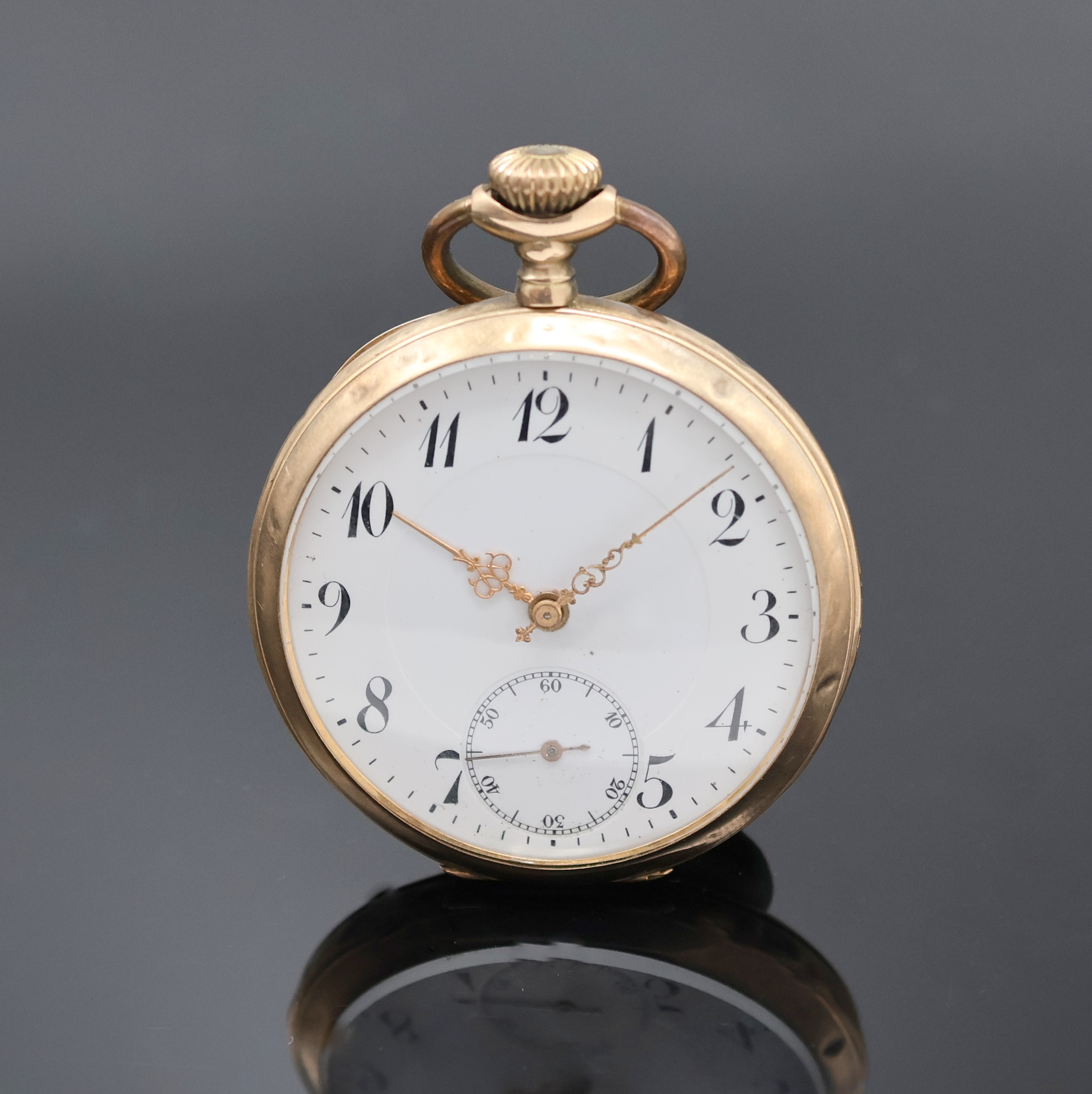 Offene Herrentaschenuhr in RG 585/000, Schweiz um 1910, guill. Geh. dell., verg. Cuv., Emailzifferbl. m. arab. Std., verg. Werk, 15 St., Komp.-Unr. ...