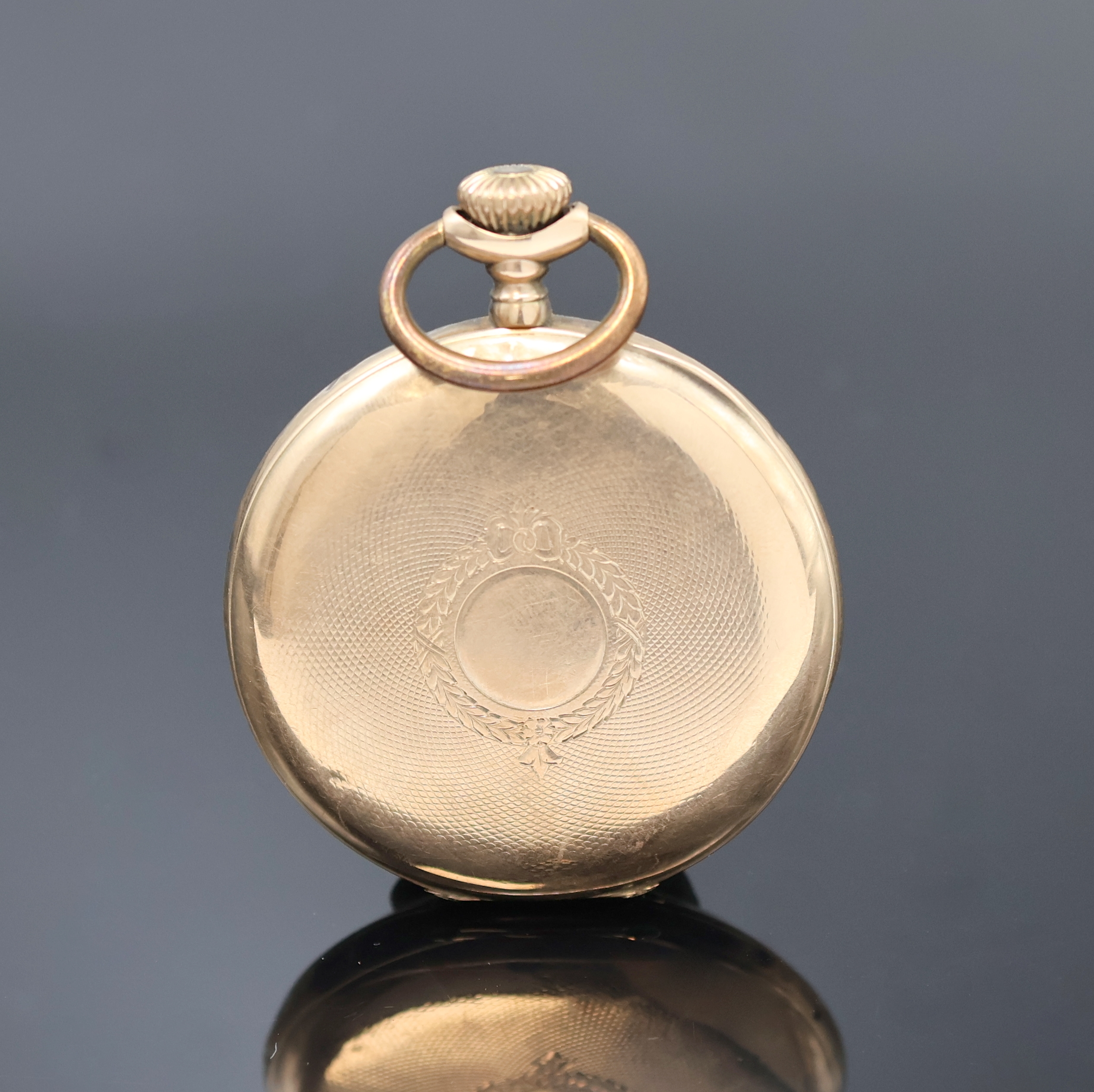 Detail a: Offene Herrentaschenuhr in RG 585/000, Schweiz um 1910, guill. Geh. dell., verg. Cuv., Emailzifferbl. m. arab. Std., verg. Werk, 15 St., Komp.-Unr. ...