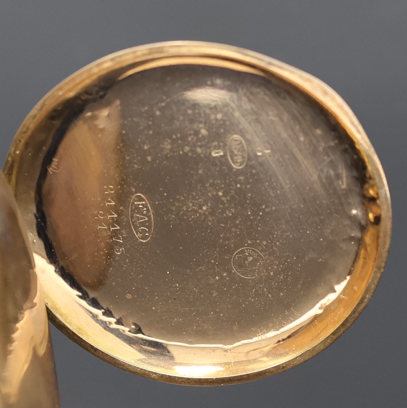 Detail c: Offene Herrentaschenuhr in RG 585/000, Schweiz um 1910, guill. Geh. dell., verg. Cuv., Emailzifferbl. m. arab. Std., verg. Werk, 15 St., Komp.-Unr. ...