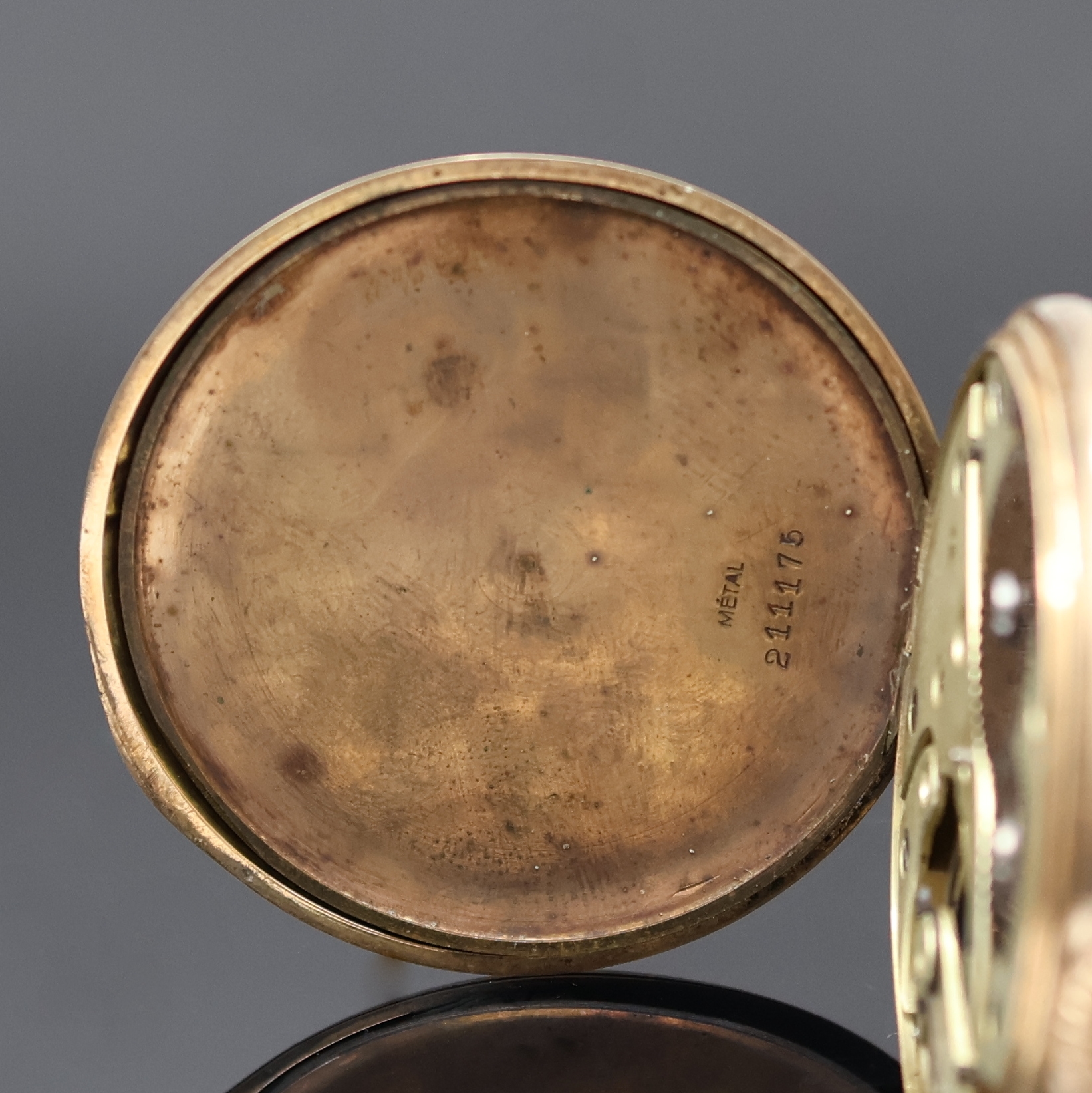 Detail d: Offene Herrentaschenuhr in RG 585/000, Schweiz um 1910, guill. Geh. dell., verg. Cuv., Emailzifferbl. m. arab. Std., verg. Werk, 15 St., Komp.-Unr. ...