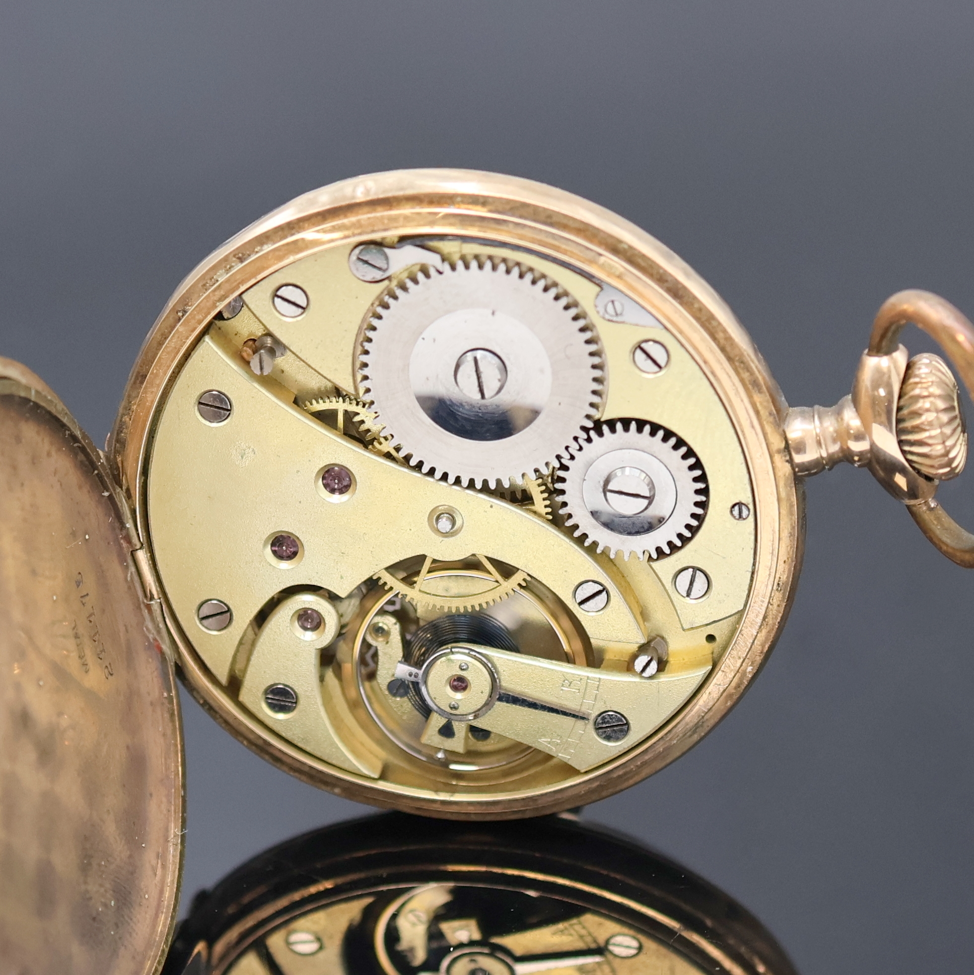 Detail e: Offene Herrentaschenuhr in RG 585/000, Schweiz um 1910, guill. Geh. dell., verg. Cuv., Emailzifferbl. m. arab. Std., verg. Werk, 15 St., Komp.-Unr. ...