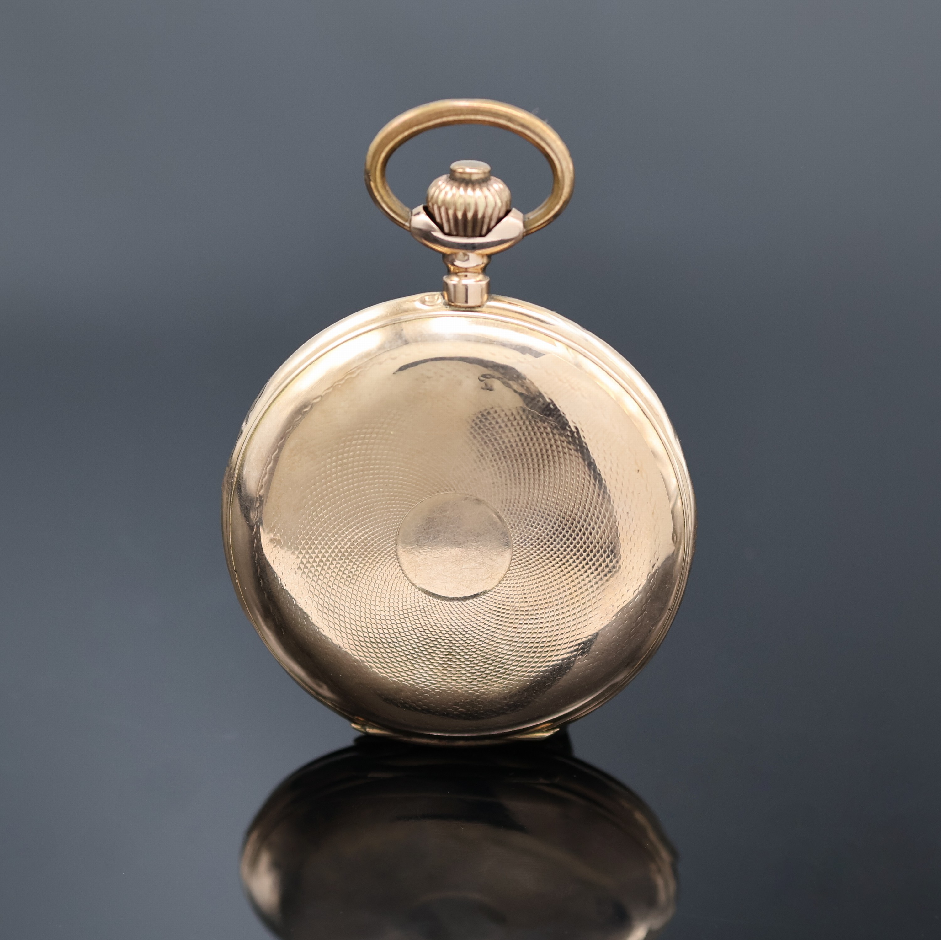 Detail a: Herrensavonette in RoseG 585/000, Schweiz um 1910, Geh. dell., guill. Sprung- u. Rückdeckel, Metallcuvette, Emailzifferbl. m. leicht riss., arab. ...