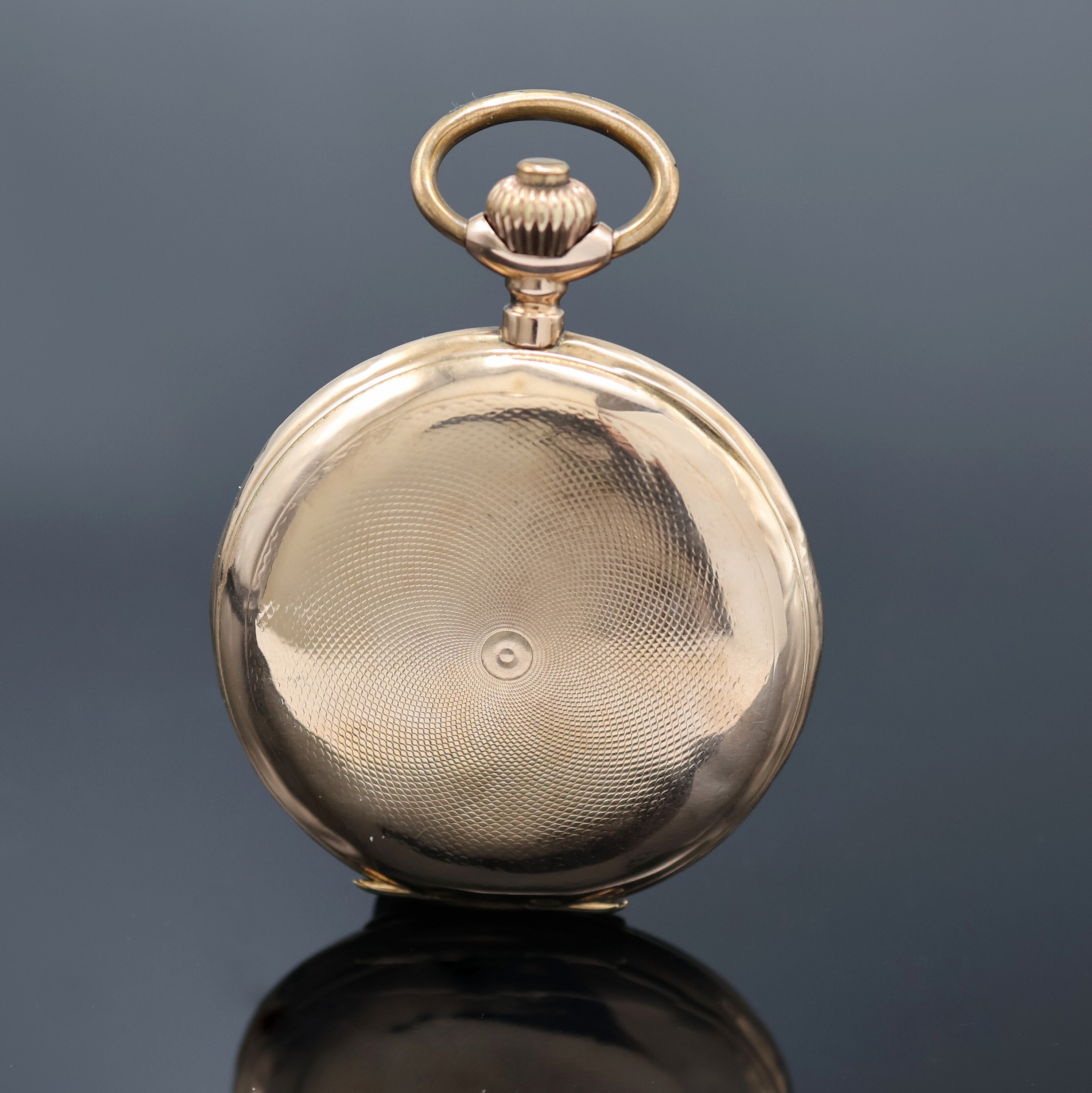 Detail b: Herrensavonette in RoseG 585/000, Schweiz um 1910, Geh. dell., guill. Sprung- u. Rückdeckel, Metallcuvette, Emailzifferbl. m. leicht riss., arab. ...