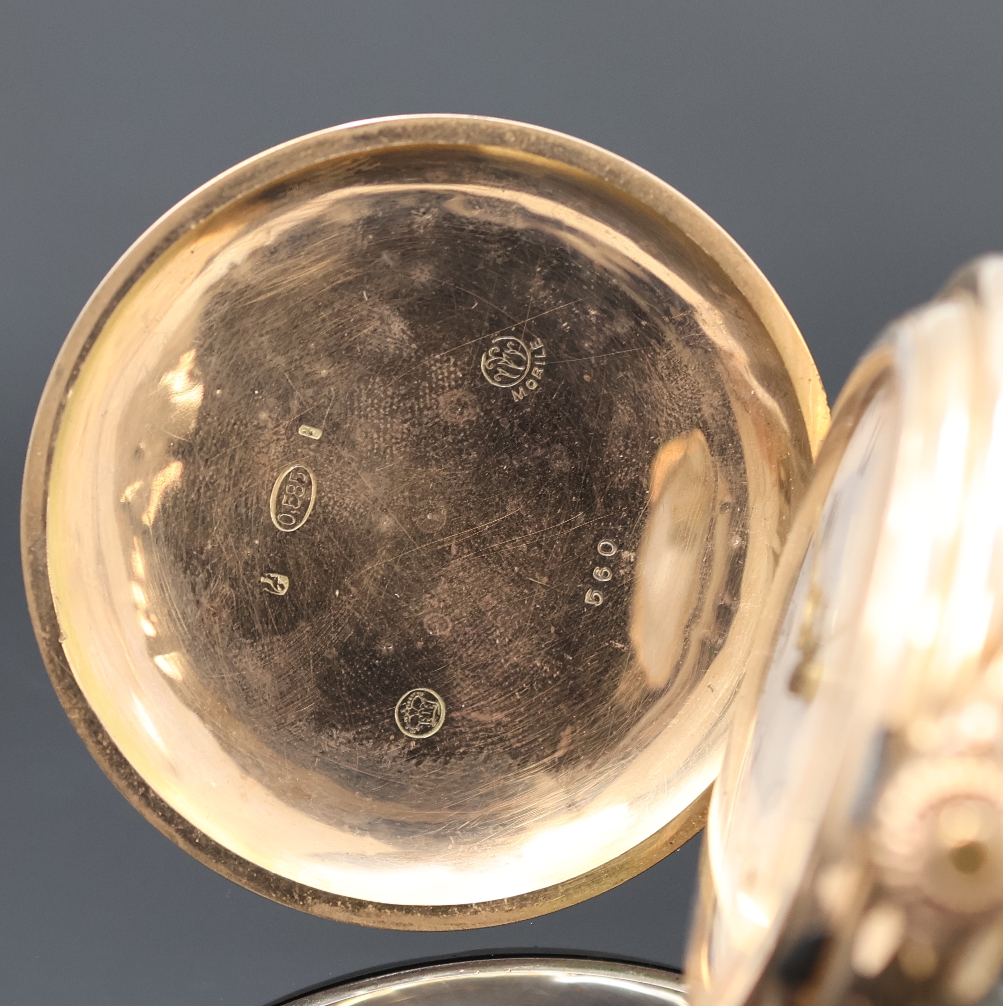 Detail c: Herrensavonette in RoseG 585/000, Schweiz um 1910, Geh. dell., guill. Sprung- u. Rückdeckel, Metallcuvette, Emailzifferbl. m. leicht riss., arab. ...