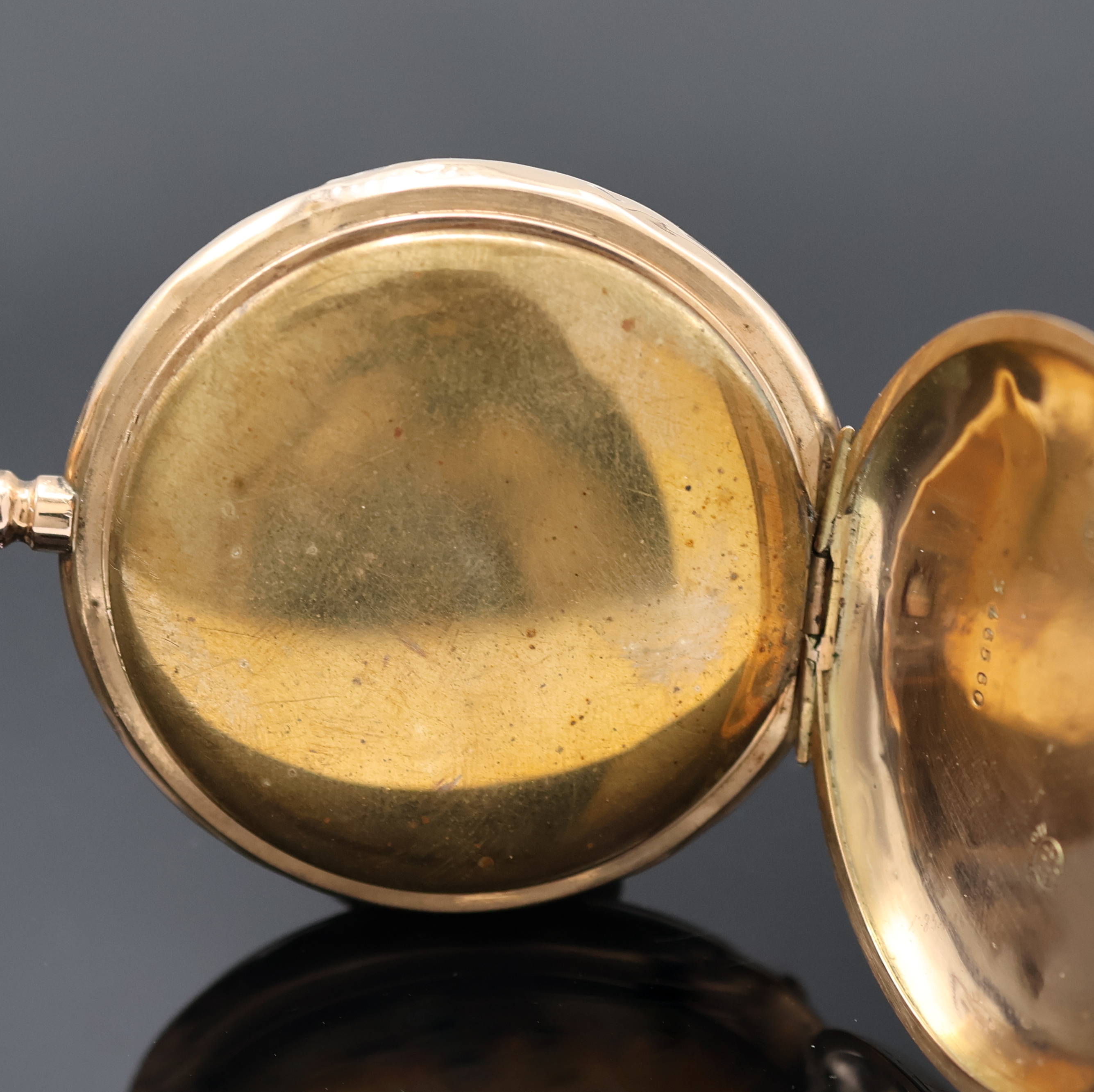Detail d: Herrensavonette in RoseG 585/000, Schweiz um 1910, Geh. dell., guill. Sprung- u. Rückdeckel, Metallcuvette, Emailzifferbl. m. leicht riss., arab. ...