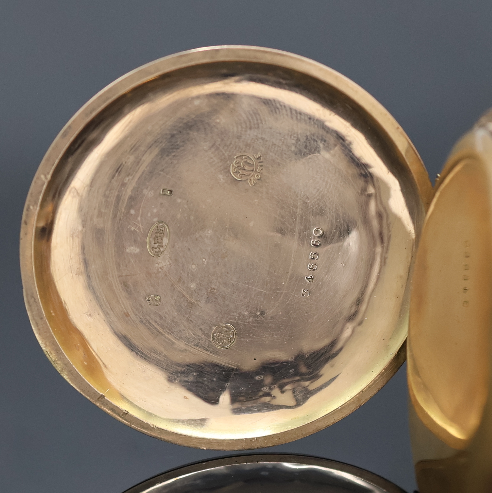 Detail e: Herrensavonette in RoseG 585/000, Schweiz um 1910, Geh. dell., guill. Sprung- u. Rückdeckel, Metallcuvette, Emailzifferbl. m. leicht riss., arab. ...