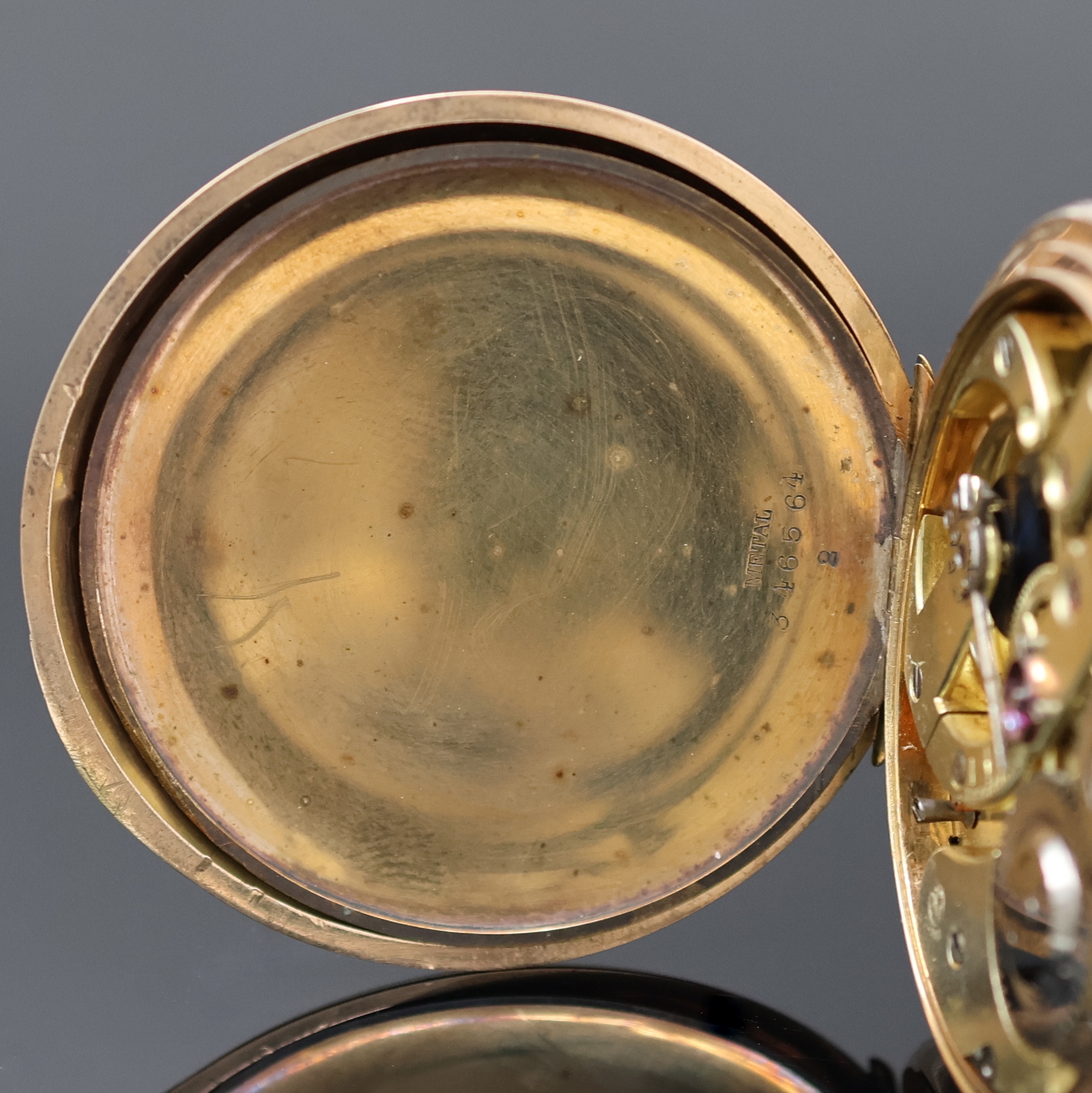 Detail f: Herrensavonette in RoseG 585/000, Schweiz um 1910, Geh. dell., guill. Sprung- u. Rückdeckel, Metallcuvette, Emailzifferbl. m. leicht riss., arab. ...