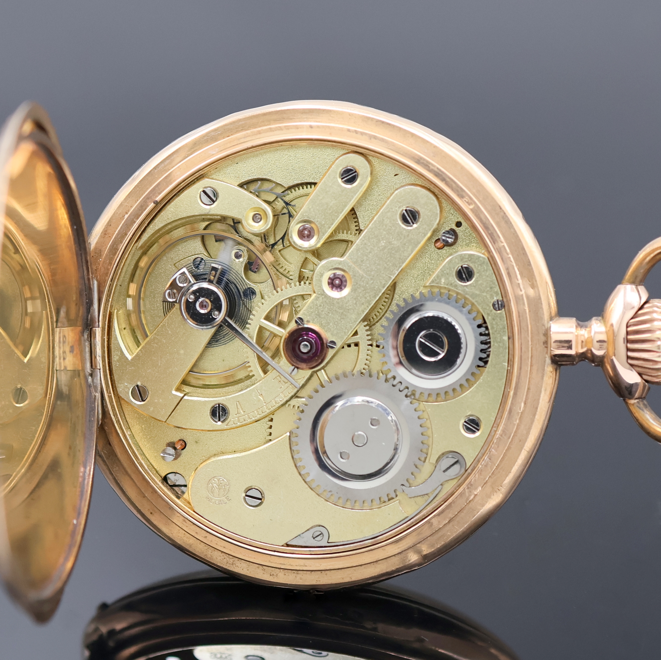 Detail g: Herrensavonette in RoseG 585/000, Schweiz um 1910, Geh. dell., guill. Sprung- u. Rückdeckel, Metallcuvette, Emailzifferbl. m. leicht riss., arab. ...