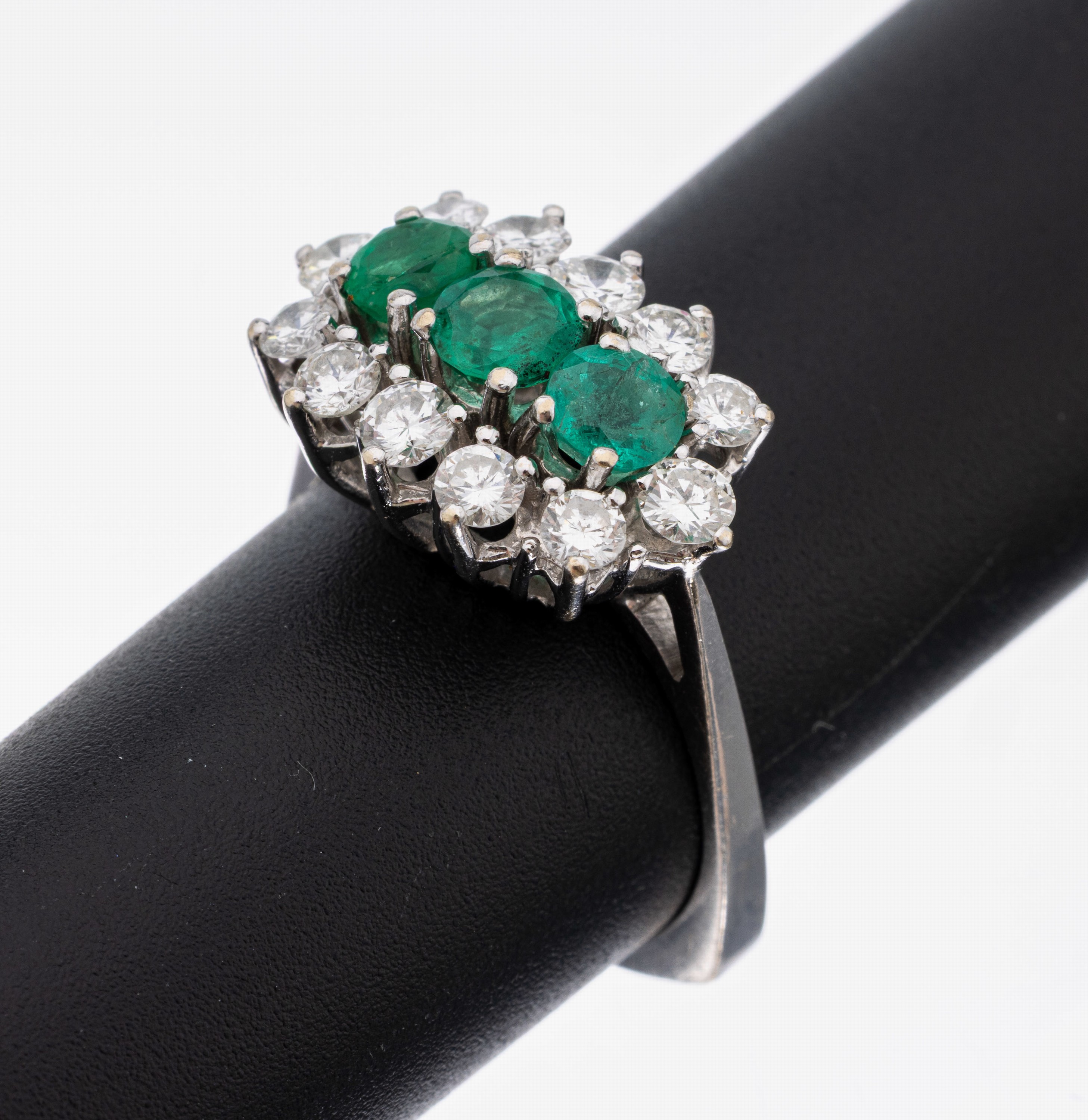14 kt Gold Smaragd-Brillant-Ring, WG 585/000, 3 rundfacett. Smaragde zus. ca. 0.60 ct, umgeben von 12 Brillanten zus. ca. 1.20 ctWeiß/si, RW 60 ca. ...