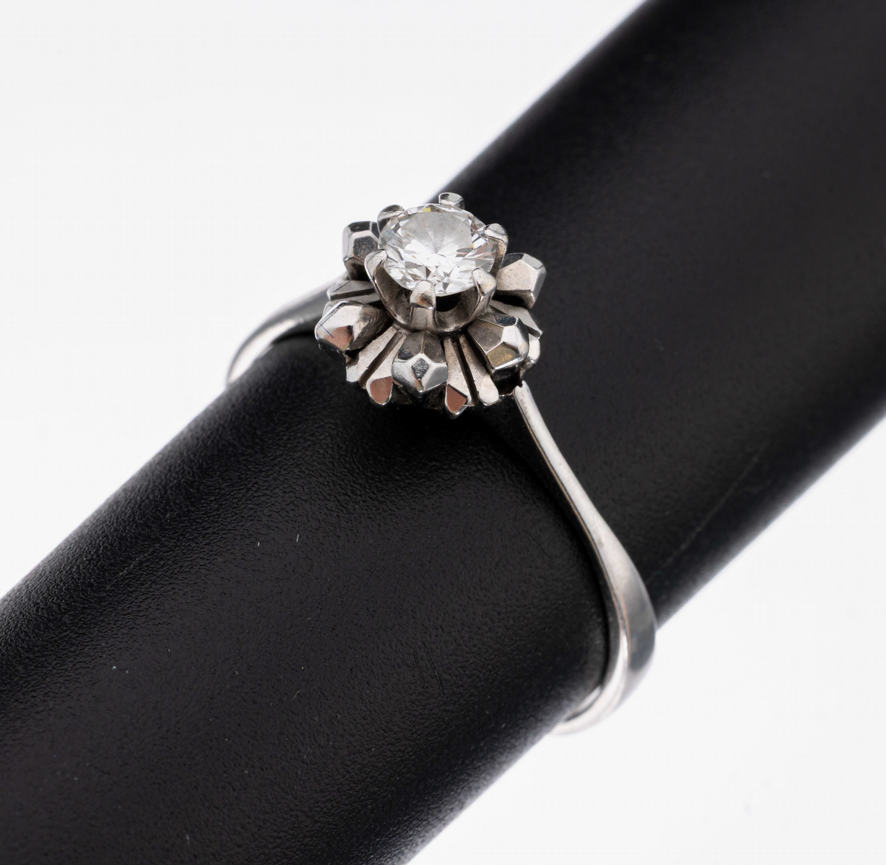 18 kt Gold Brillant-Ring, WG 750/000, Brillant ca. 0.30 ct Weiß/si, RW 62, ca. 3.7 g