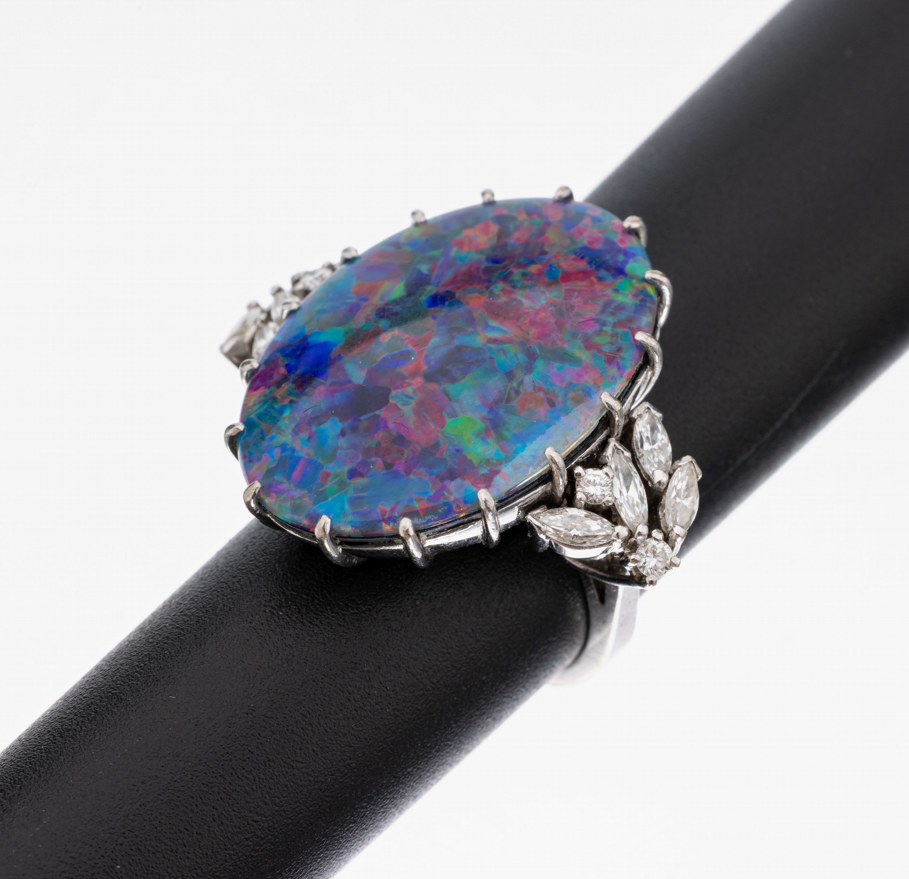 18 kt Gold Diamant-Opal-Ring, WG 750/000, mittig ovale Opaltriplette mit Farbspiel in blau, rot, grün und gelb, Ringschultern bes. mit 8 ...