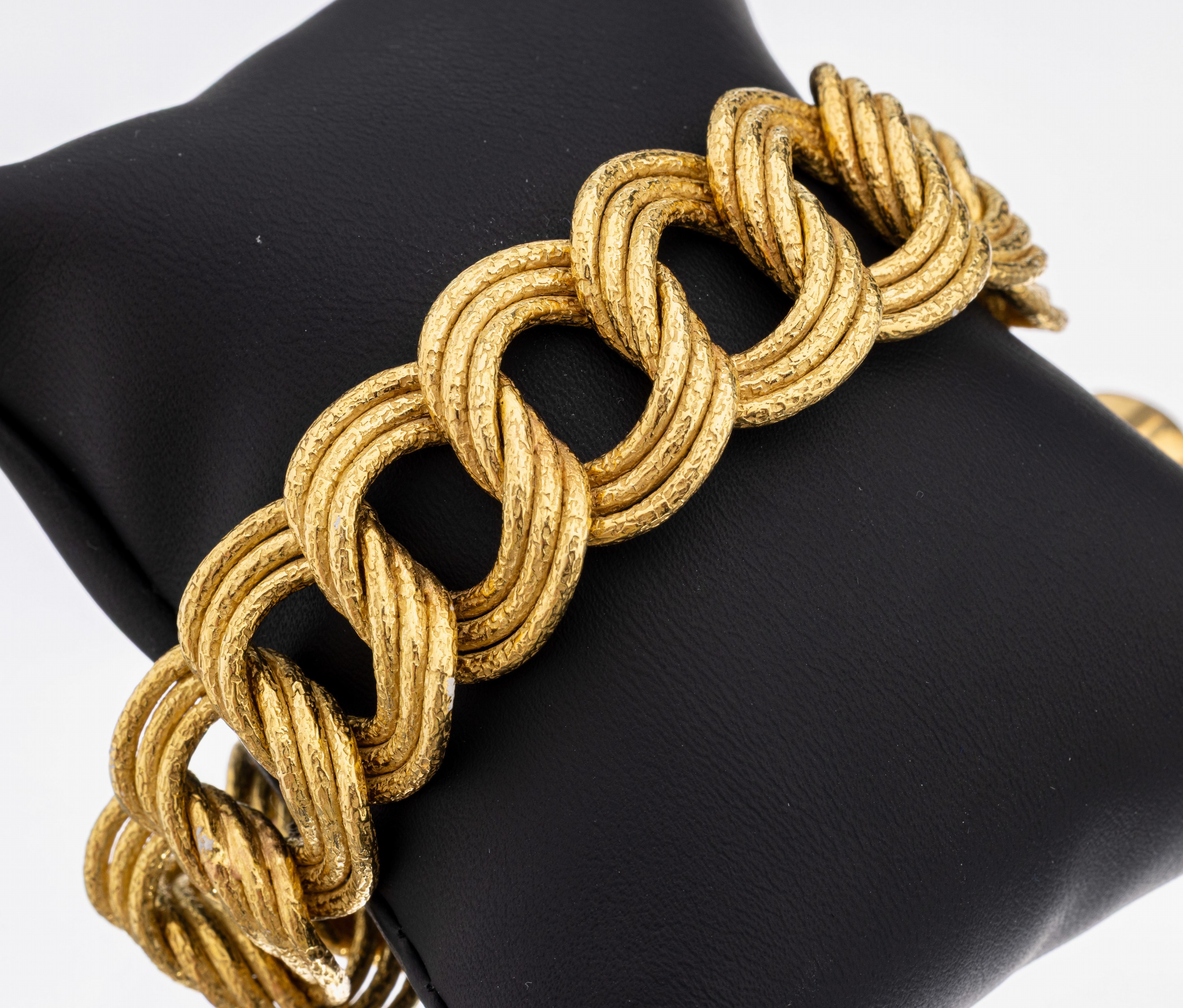 18 kt Gold Armband, GG 750/000, strukt. Oberfläche, ovale ineinander verschlungene Glieder, L. ca. 19.5 cm, Kastenschloss mit Sicherheitsacht, ca. ...