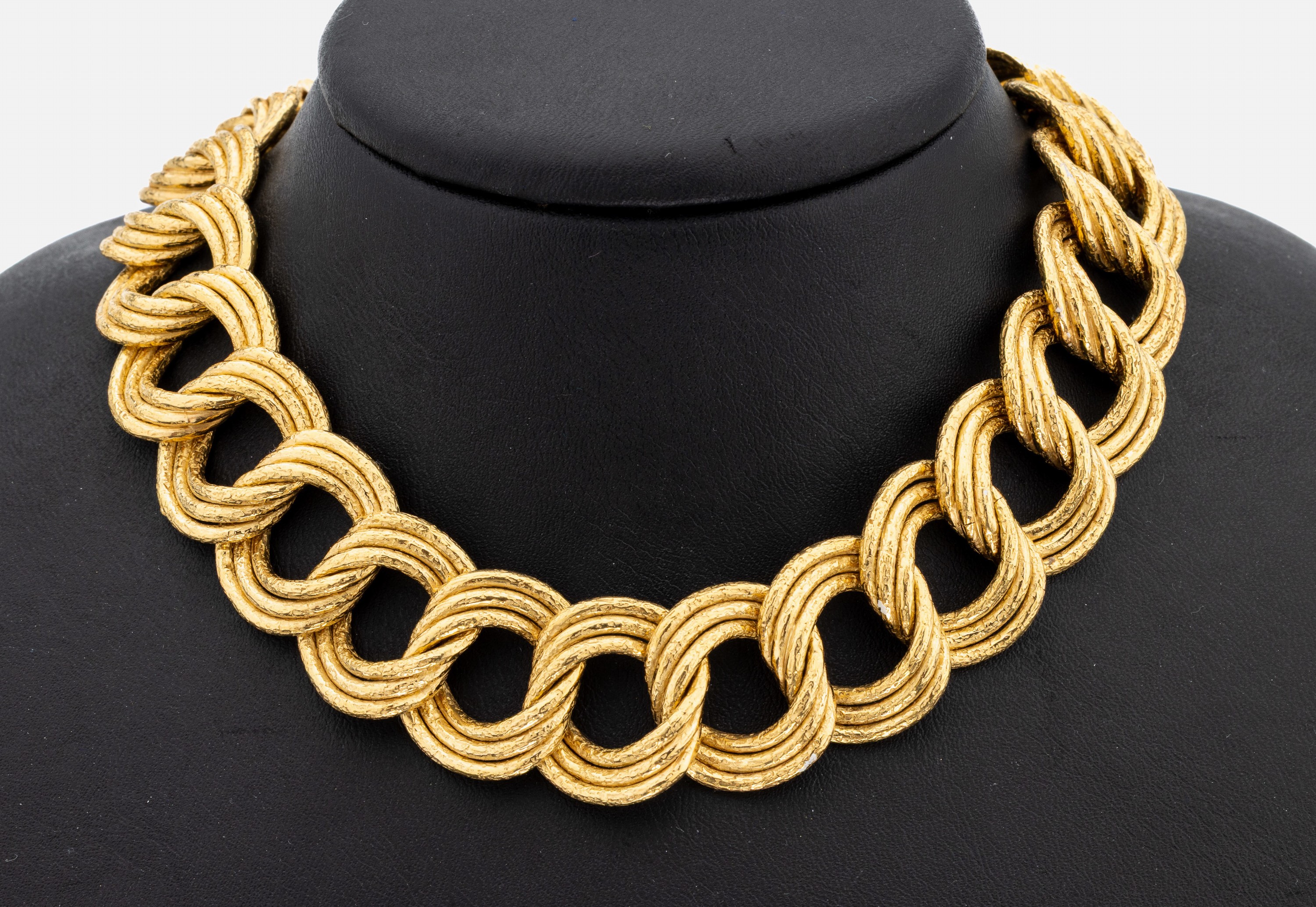 18 kt Gold Collier, GG 750/000, strukt. Oberfläche, ovale ineinander verschlungene Glieder, L. ca. 44.5 cm, Kastenschloss mit Sicherheitsacht, ca. ...