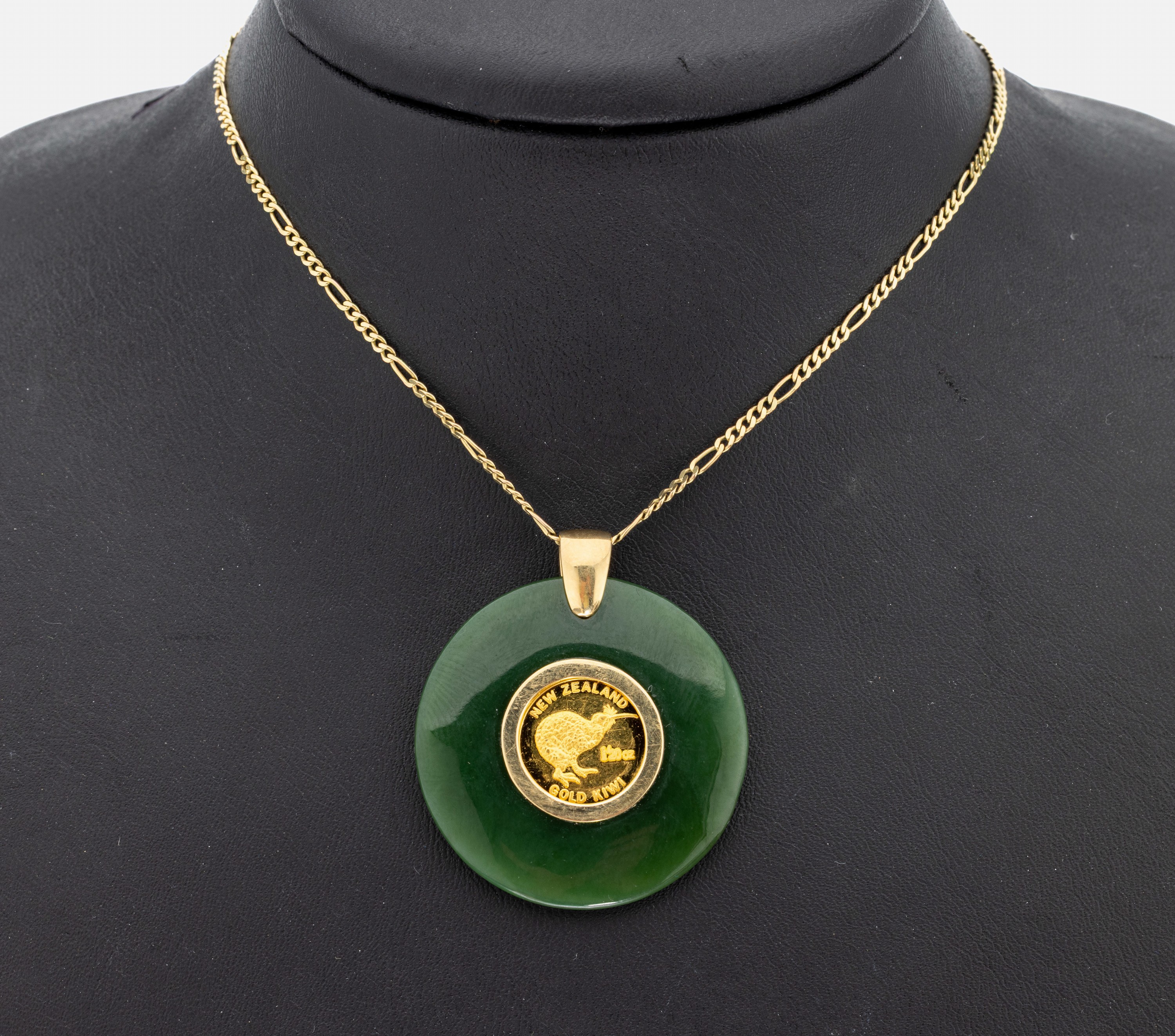 18 kt Gold Jade-Medaillen-Anhänger, GG 750/000, runde Jadescheibe mittig mit Medaille, Einlage: New Zealand Gold Kiwi 1/20 oz GG 999/000, an 8 kt ...