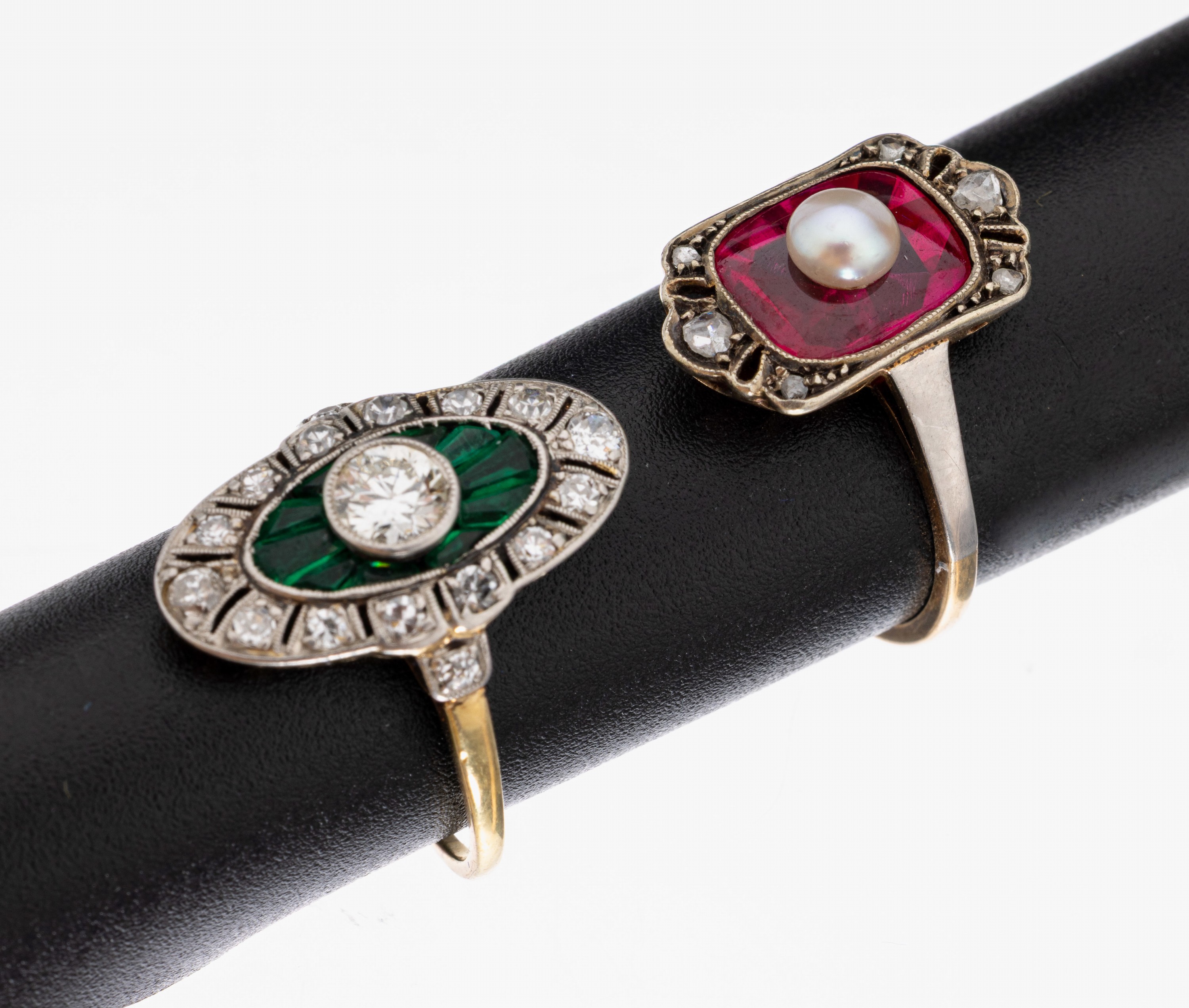 Konvolut 2 14 kt Gold Ringe, GG 585/000, um1930, 1x mit facett. Smaragd-Trapezen zus. ca.0.18 ct, 1 Altschliffdiamant ca. 0.25 ct und 8/8-Diam. zus. ...