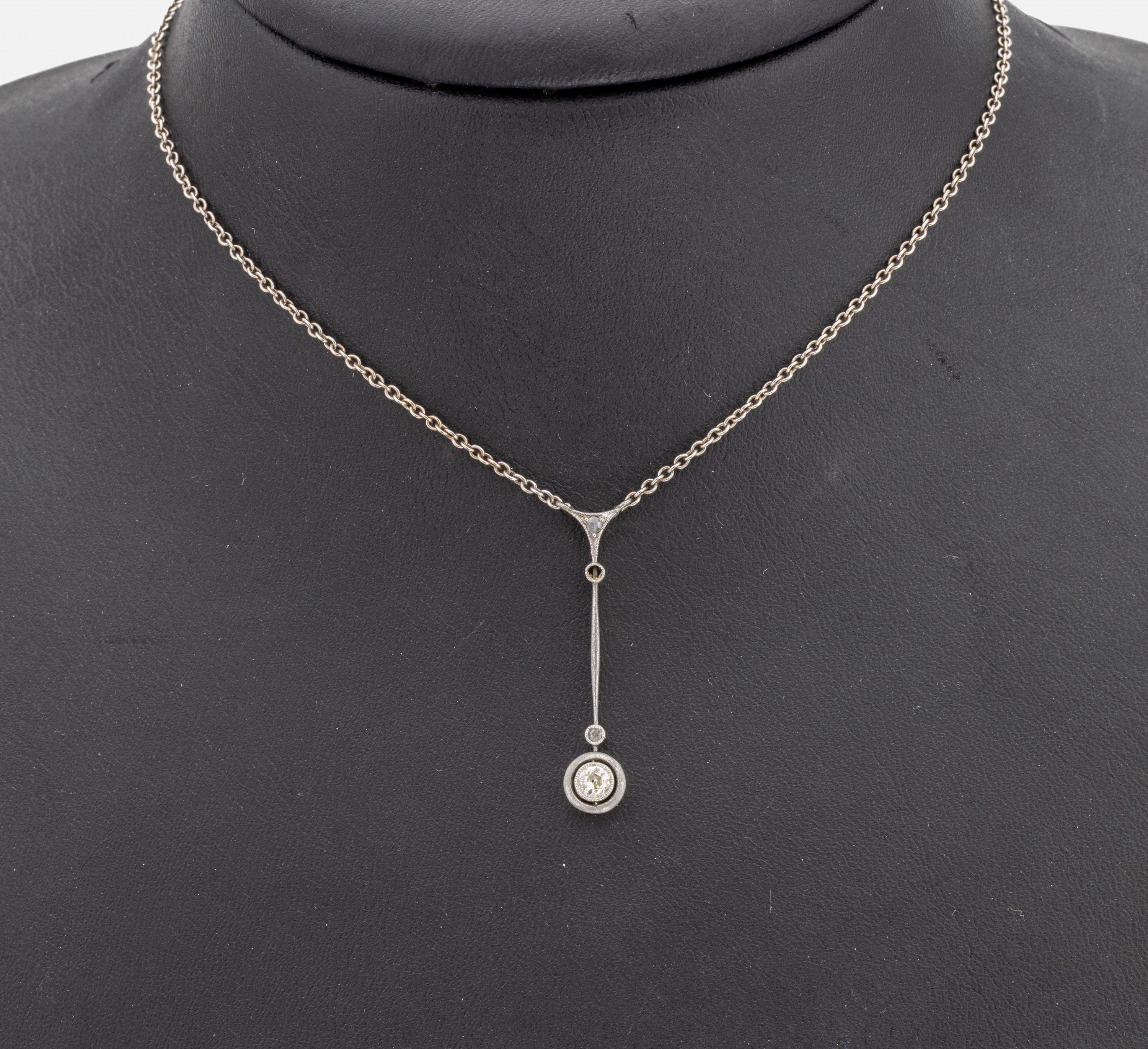 14 kt Gold Diamant-Collier, um 1920, GG/WG 585/000 rhod., Mittelteil länglich beweglich, schauseitig WG, Altschliffdiamant und 2 Diamantrosen zus. ...