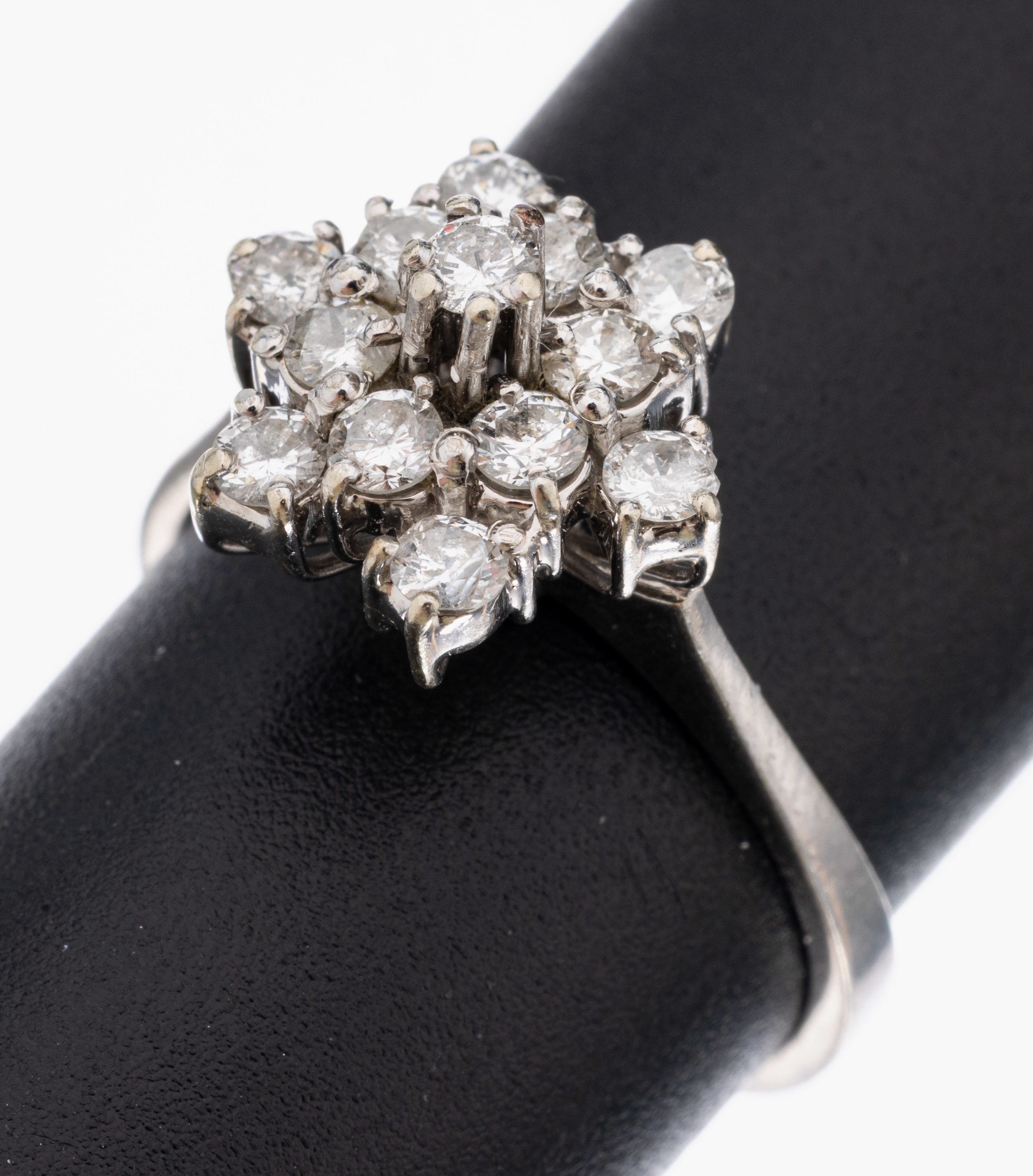 14 kt Gold Brillant-Ring, WG 585/000, Ringkopf in mehreren Ebenen, 13 Brillanten zus. ca. 0.71 ct (grav.) Weiß/p, RW 55, ca. 4.0 g