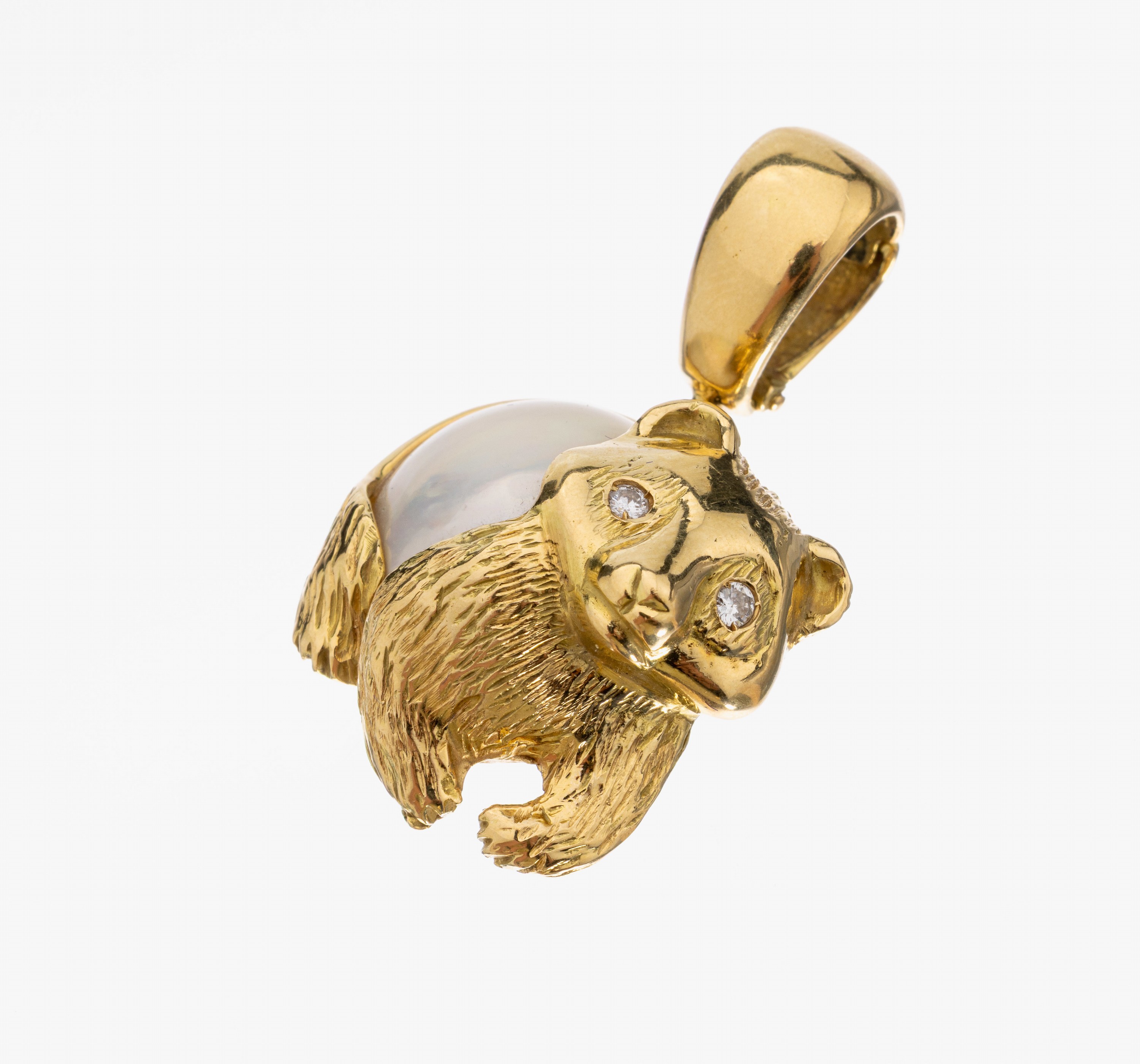 18 kt Gold Perl-Brillant-Clipanhänger "Bär", GG 750/000, Körper mit einer Mabeperle, Augen 2 Brillanten zus. ca. 0.06 ct feines ...