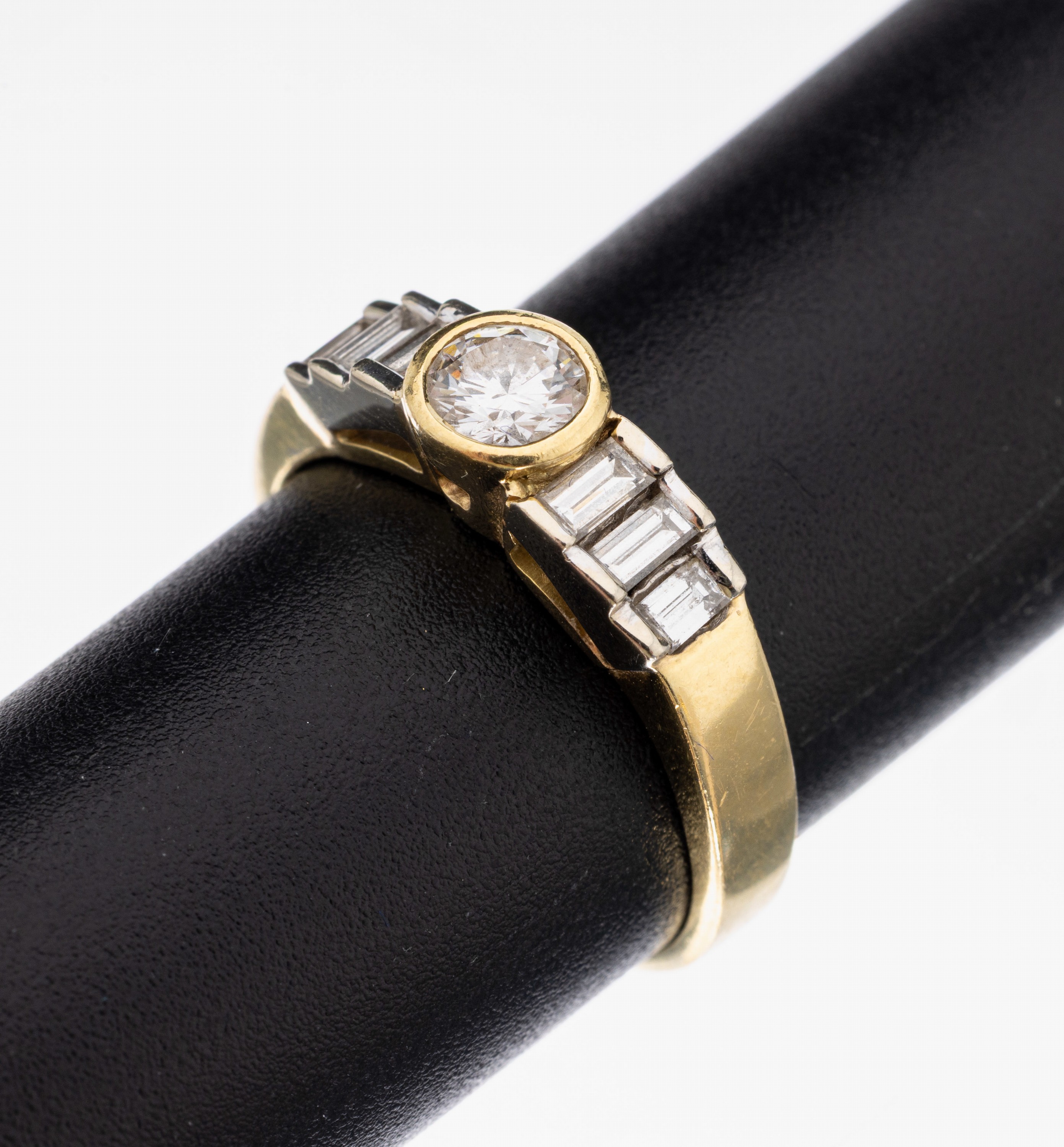 18 kt Gold Diamant-Ring, GG/WG 750/000, mittig 1 Brillant ca. 0.30 ct Weiß/si, 6 Diamant-Baguettes zus. ca. 0.28 ct Weiß/si, RW53, ca. 4.4 g