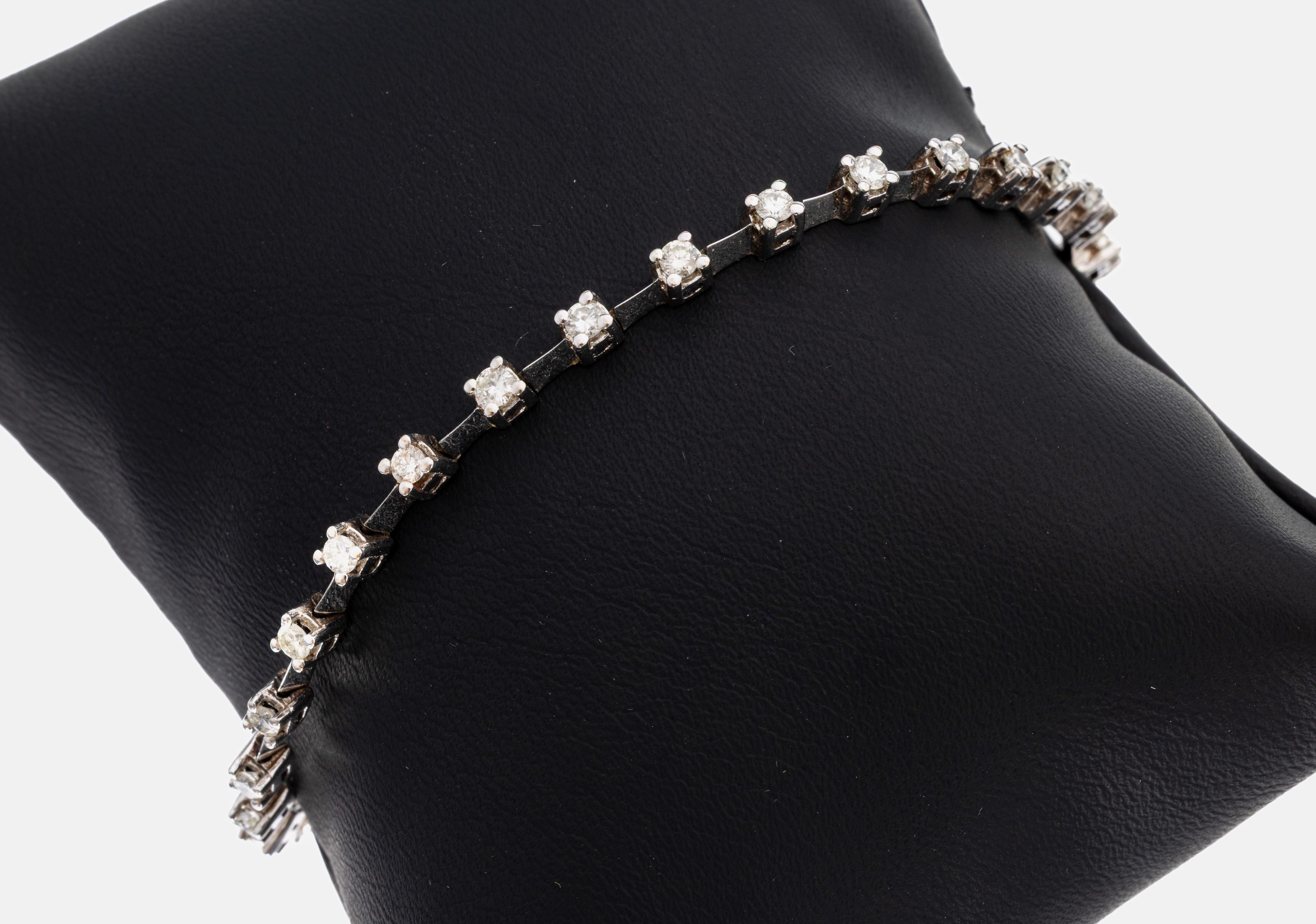 18 kt Gold Brillant-Armband, WG 750/000, 28 Brillanten zus. ca. 1.40 ct Weiß- get.Weiß/si-p, L. ca. 19 cm, Kastenschloss mitSicherheitsacht, ca. ...