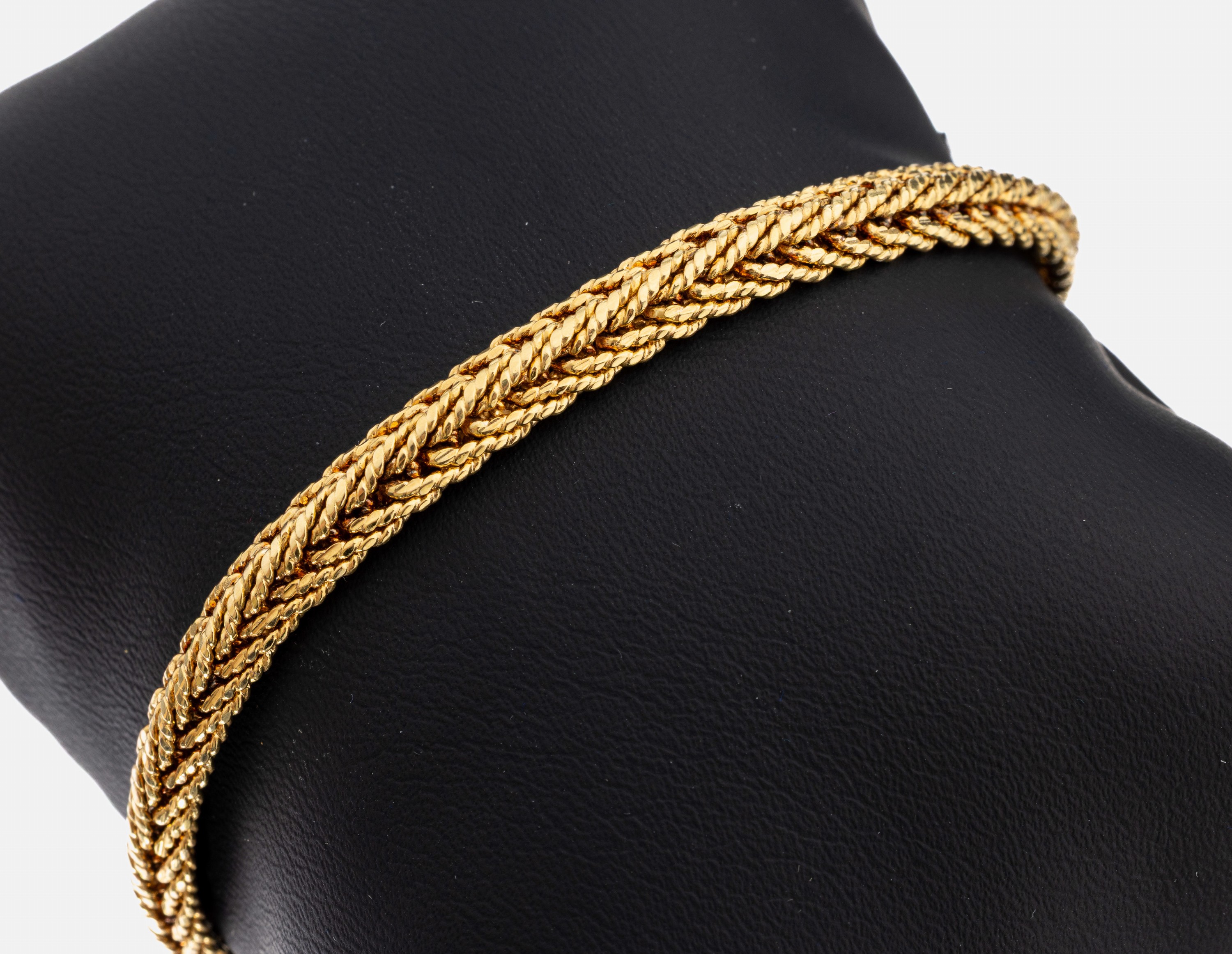 18 kt Gold Armband, GG 750/000, Flechtarbeit, L. ca. 19 cm, Kastenschloss mit 2 Sicherheitsachten, Meistermarke unged., ca. 22.8 g