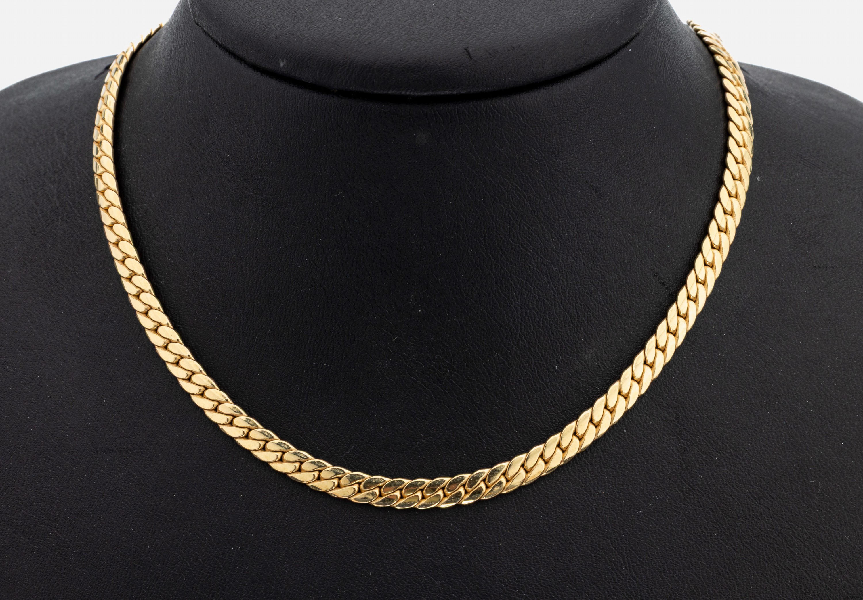 18 kt Gold Collier, GG 750/000, Flachpanzercollier, L. ca. 50 cm, Karabinerschließe, ca. 40.9 g