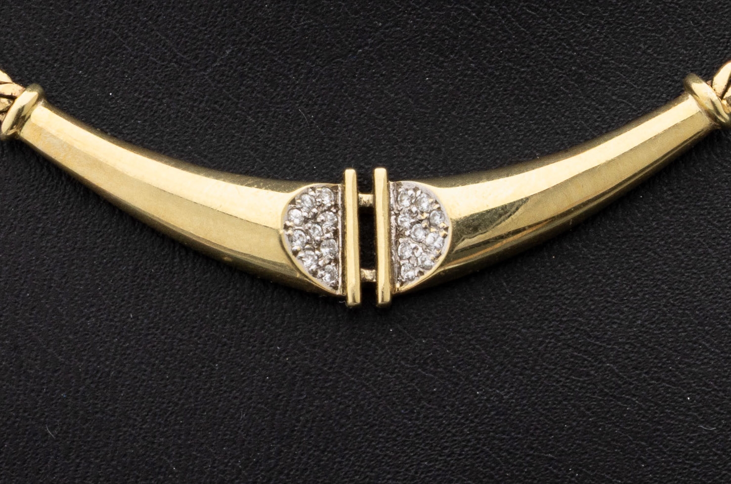 Detail a: 14 kt Gold Brillant-Collier, GG 585/000, Mittelteil mit 18 Brillanten zus. ca. 0.09 ct Weiß/p, L. ca. 48 cm, ca. 14.6 g, Karabinerschließe