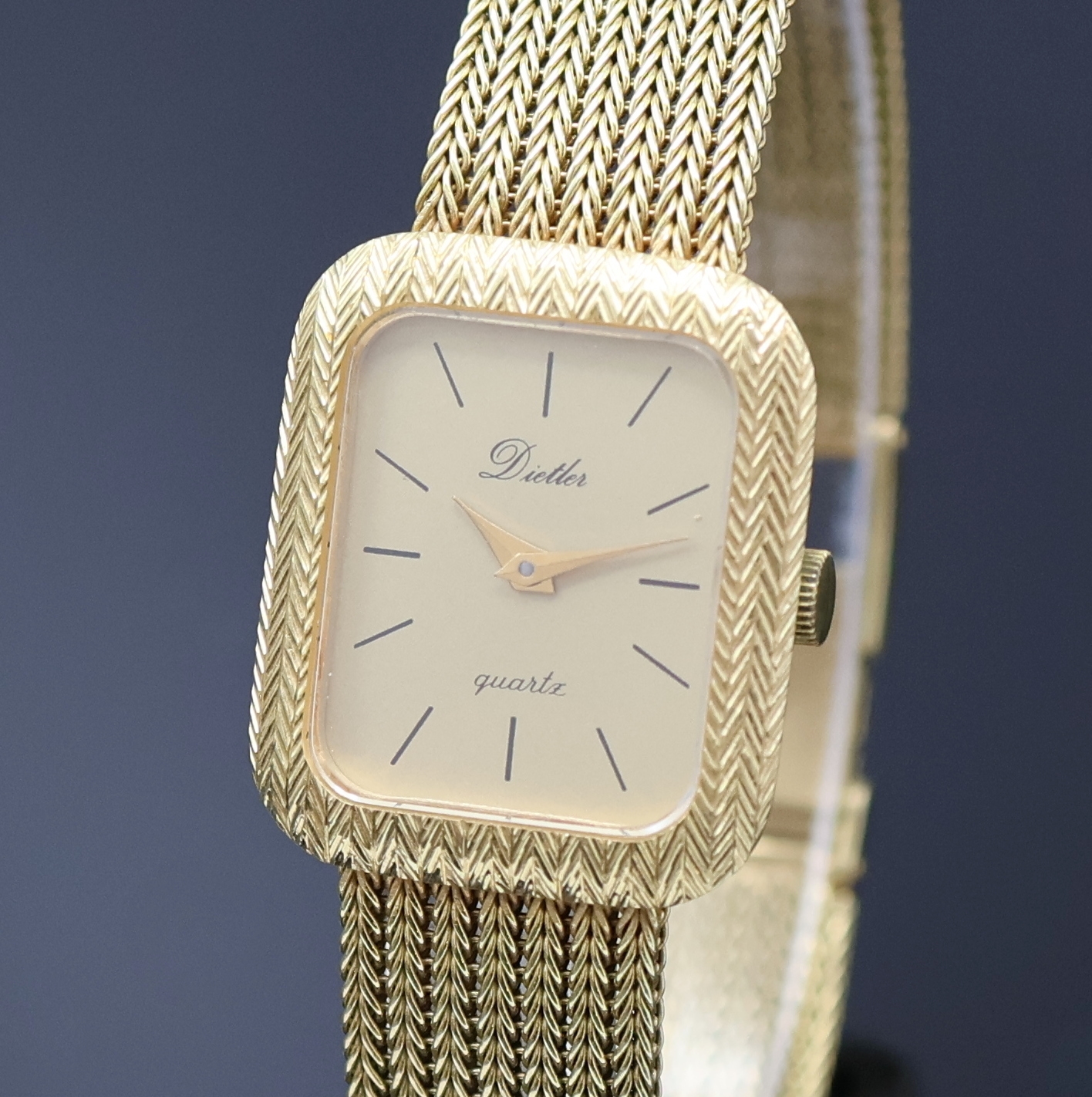 Detail a: DIETLER Damenarmbanduhr in GG 750/000, Schweiz / Deutschland um 1990, massives, 2- teil. Geh. inkl. Milanaiseband, quarz, Boden aufgedr., gold. ...