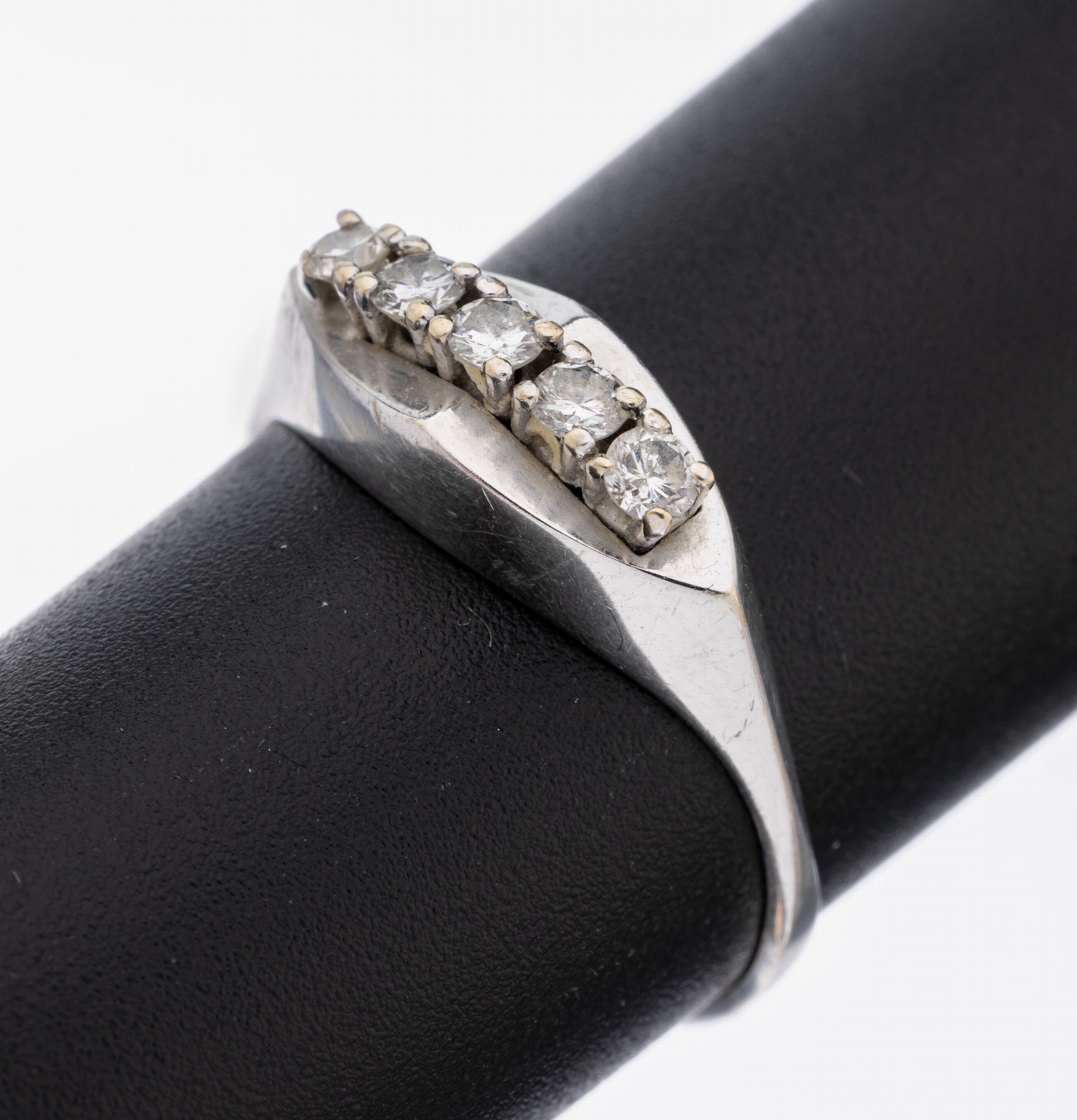 14 kt Gold Brillant-Ring, WG 585/000, 5 Brillanten zus. ca. 0.20 ct Weiß/si, RW 56, ca. 2.3 g