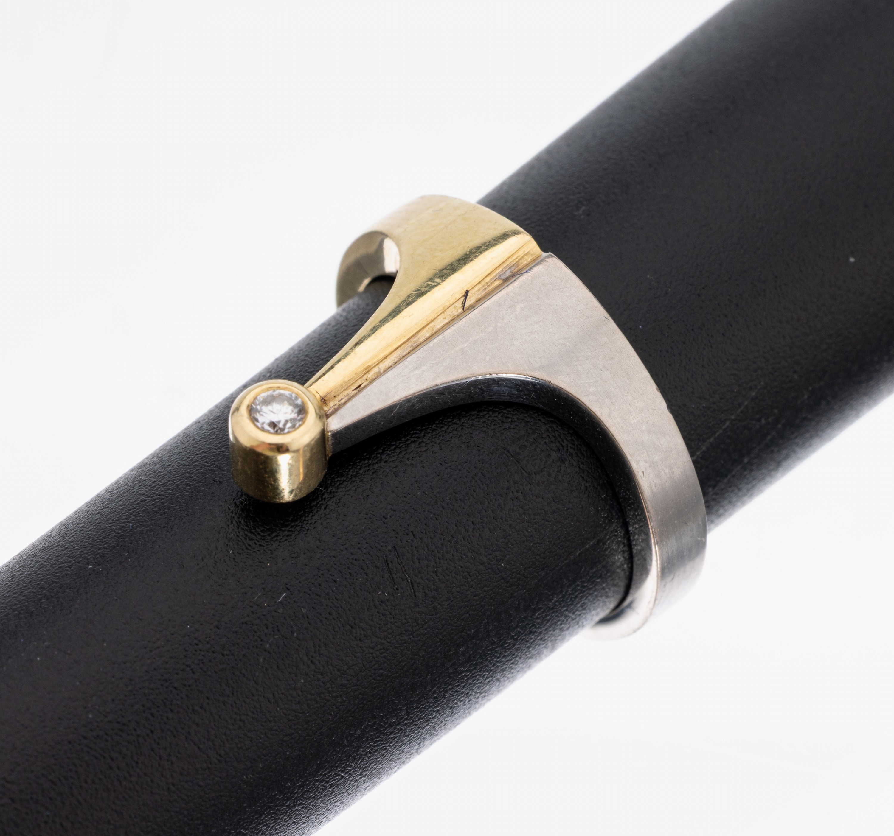14 kt Gold Brillant-Ring, GG/WG 585/000, 1 Brillant ca. 0.05 ct Weiß/vs, RW 55, ca. 6.5g