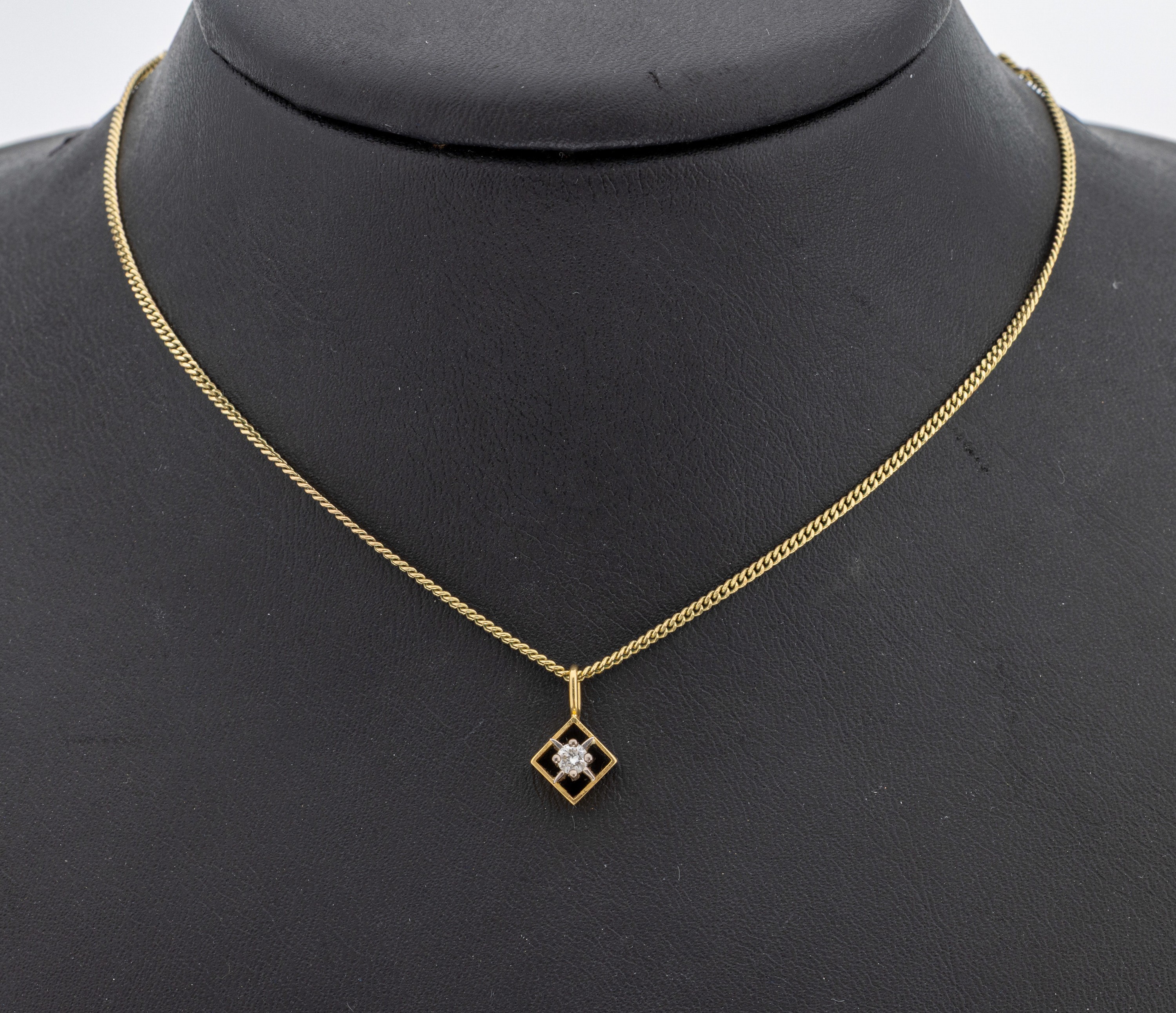 8 kt Gold Brillant-Anhänger, GG 333/000, Brillant ca. 0.08 ct Weiß/p, an Kette, GG 333/000, L. ca. 42 cm, Federringschließe, ca. 3.4 g