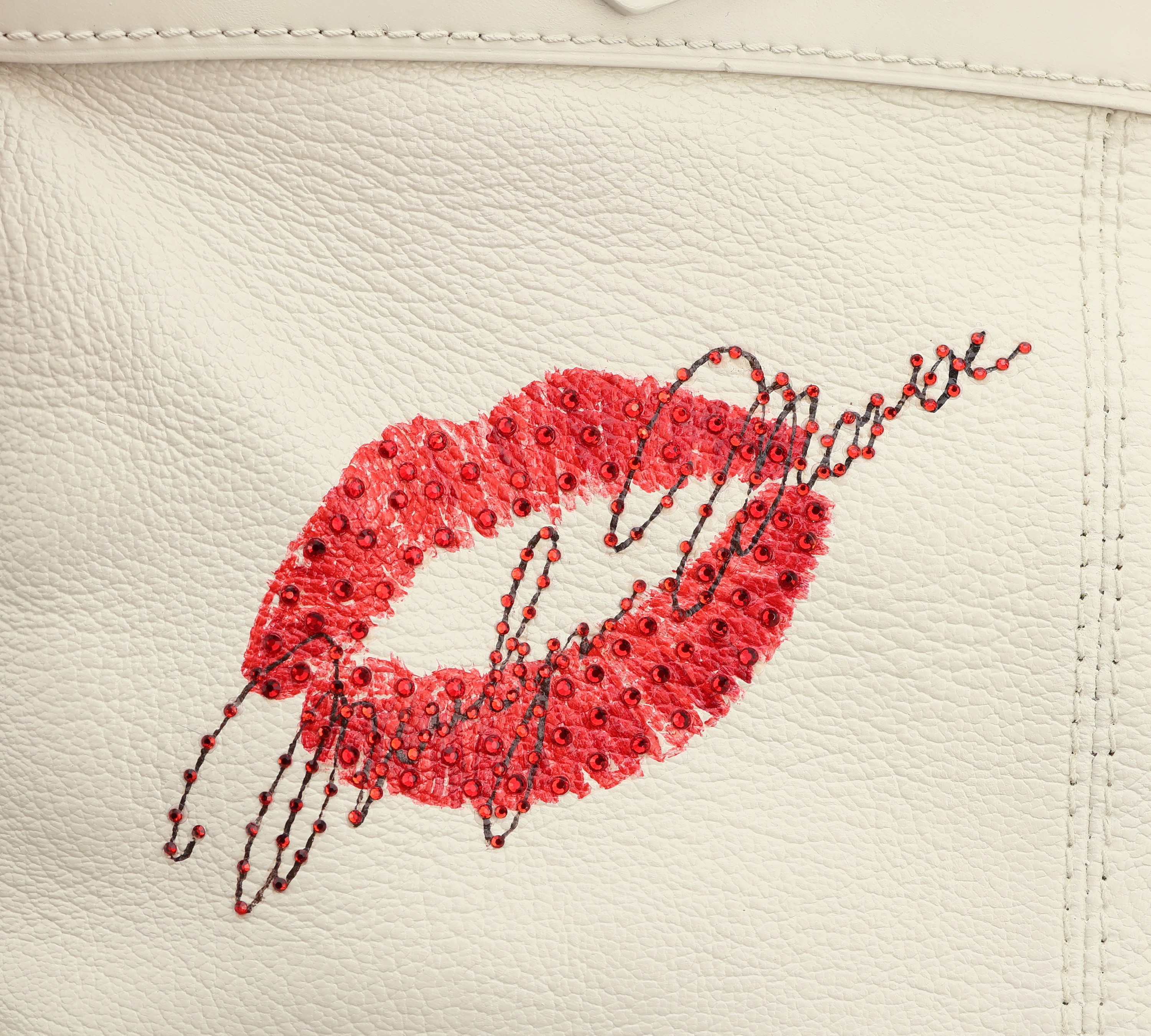 Detail e: Louis Vuitton Handtasche, "Lockit", creme- farb. Leder, nachtr. bemalt, Marilyn Monroe, "Diamonds are a Girls best Friend", ...