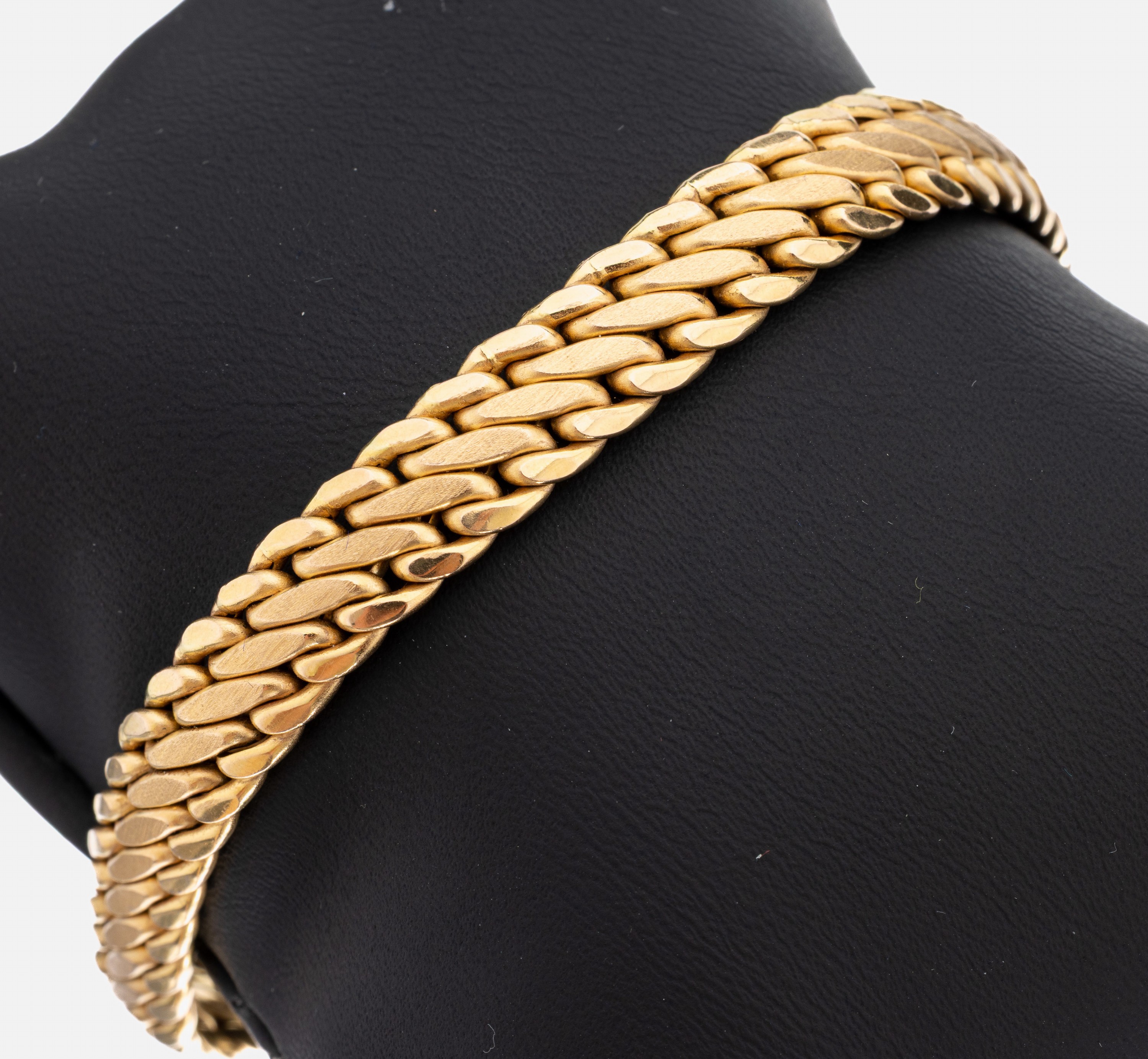 14 kt Gold Armband, GG 585/000, Flachpanzer, teilsat., L. ca. 19 cm, B. ca. 8 mm, Kastenschloss mit Sicherheitsacht, ca. 11.1 g