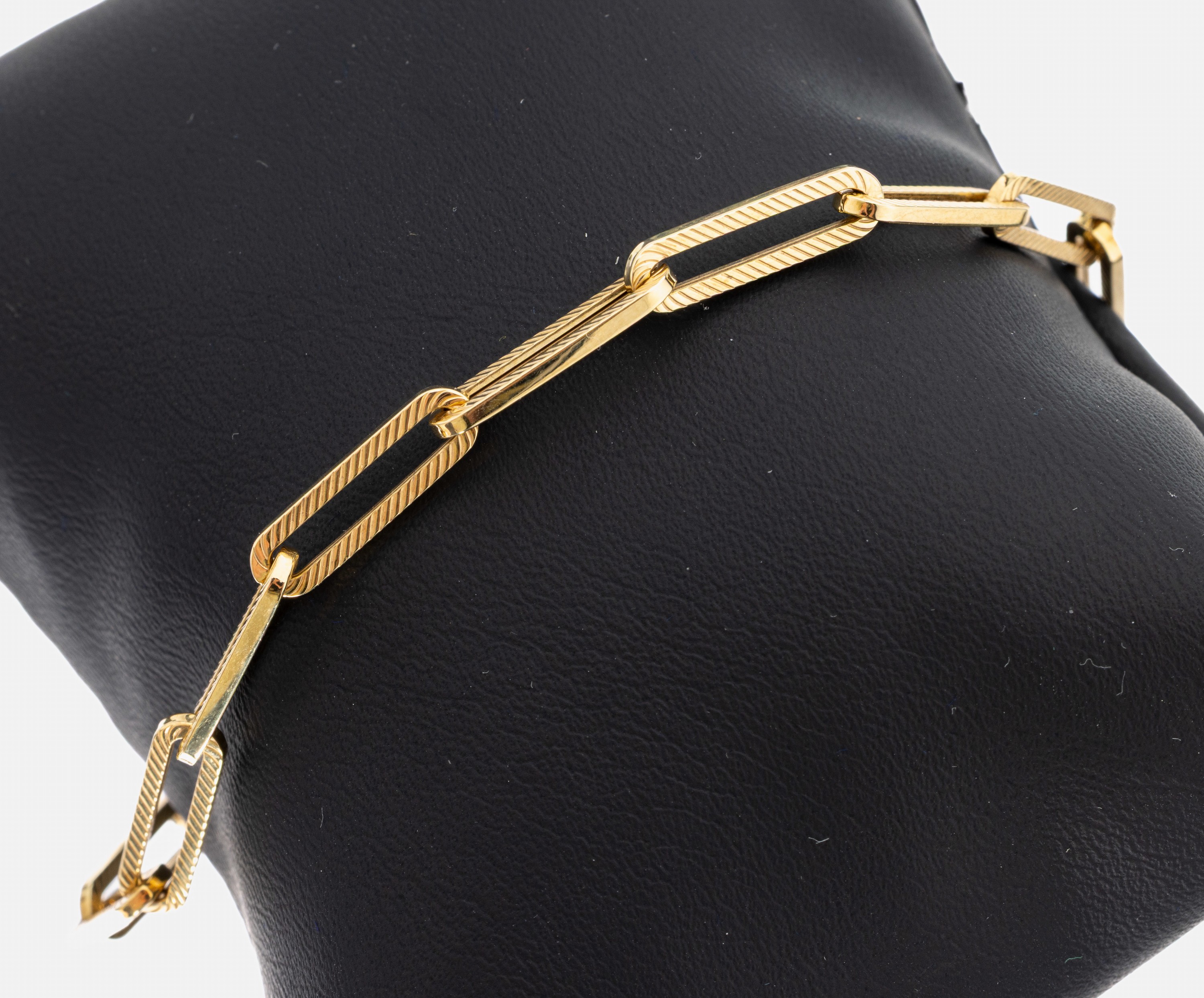 14 kt Gold Armband, GG 585/000, längliche ovale Elemente, part. strukt., L. ca. 19 - 21 cm (Verlängerungskettchen), ca. 3.3 g