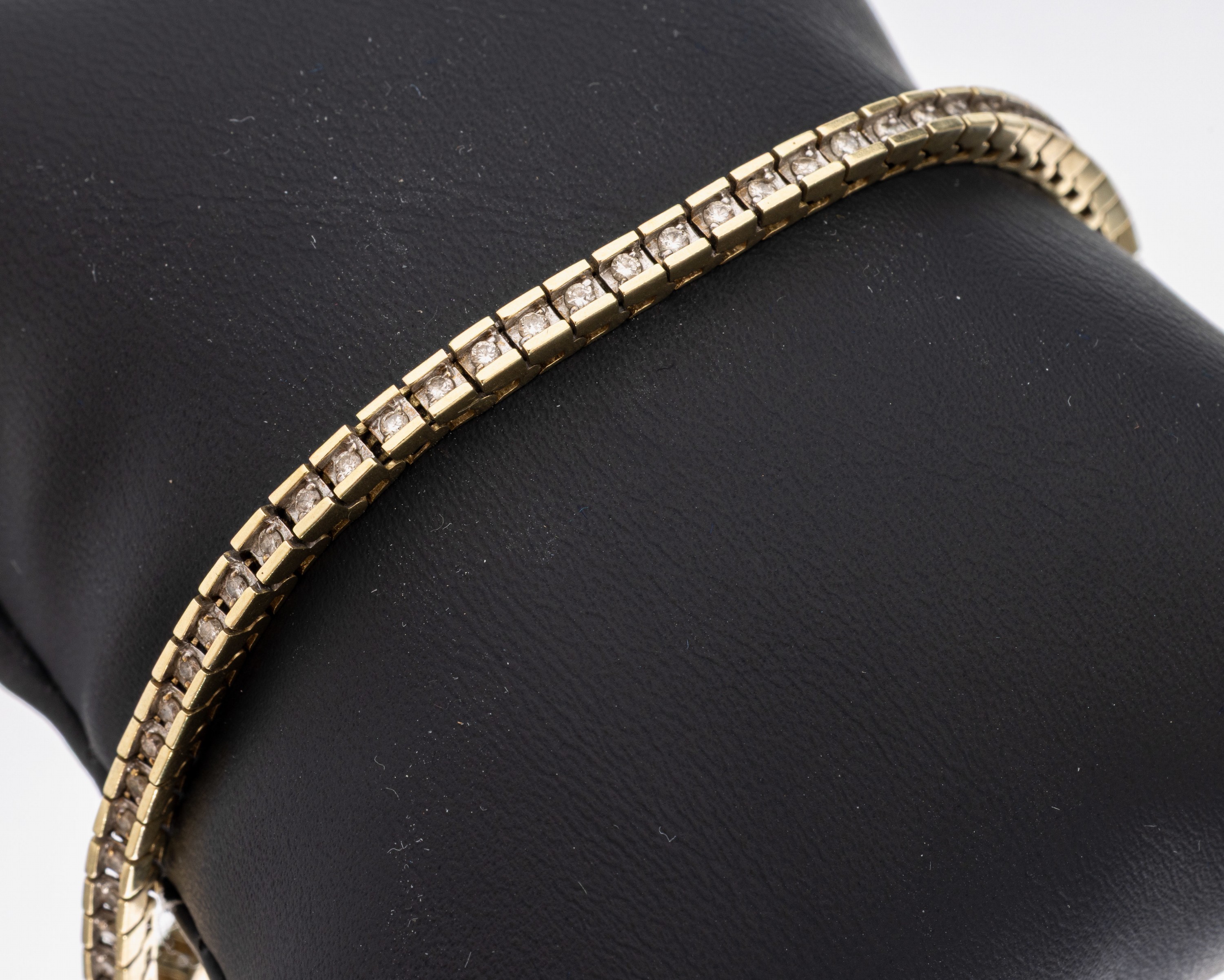 14 kt Gold Brillant-Armband, GG 585/000, 64 Brillanten zus. ca. 0.64 ct Weiß/si-p1, L. ca. 18 cm, Kastenschloss mit Sicherheitsacht, ca. 11 g