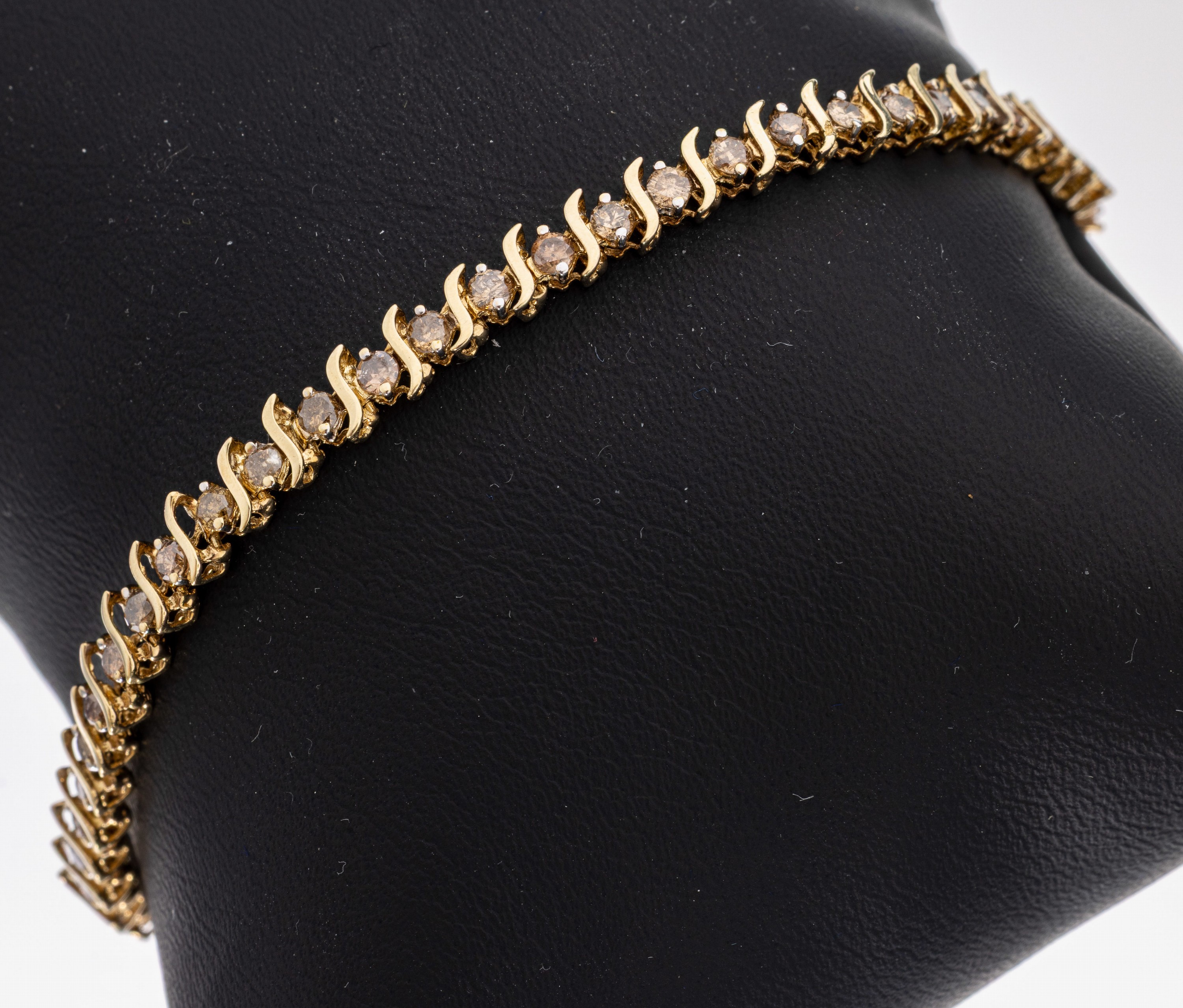 14 kt Gold Brillant-Armband, GG 585/000, 42 Brillanten zus. ca. 1.26 ct Braun/p, L. ca. 15.5 cm, Kastenschloss mit Sicherheitsacht, ca. 5.5 g