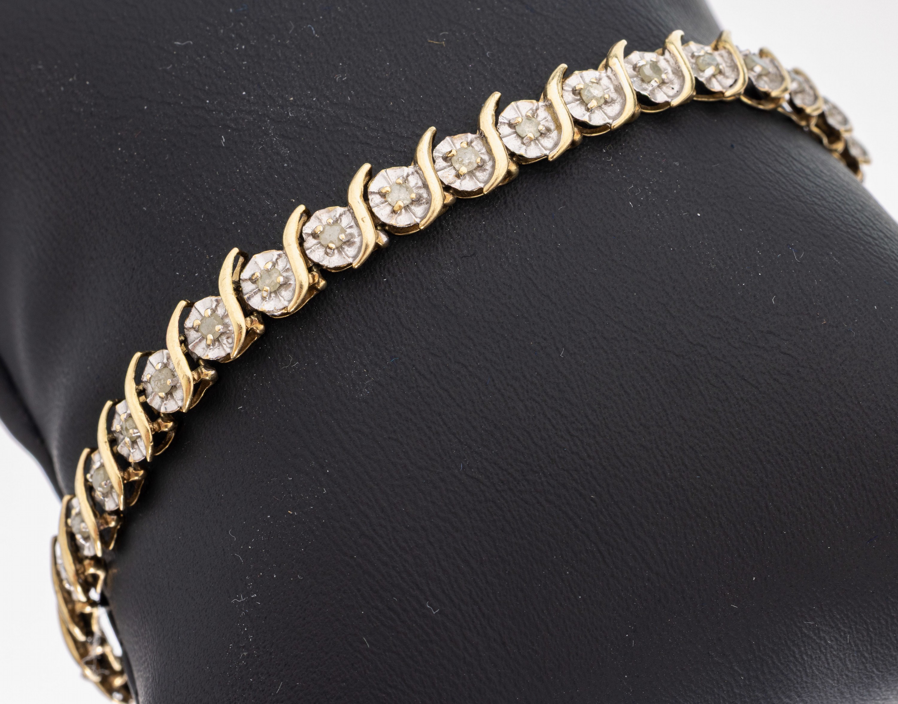 10 kt Gold Brillant-Armband, GG/WG 417/000,35 Brillanten zus. ca. 0.70 ct Getönt/p3, L. ca. 18 cm, Kastenschloss mit Sicherheitsacht, ca. 7.4 g