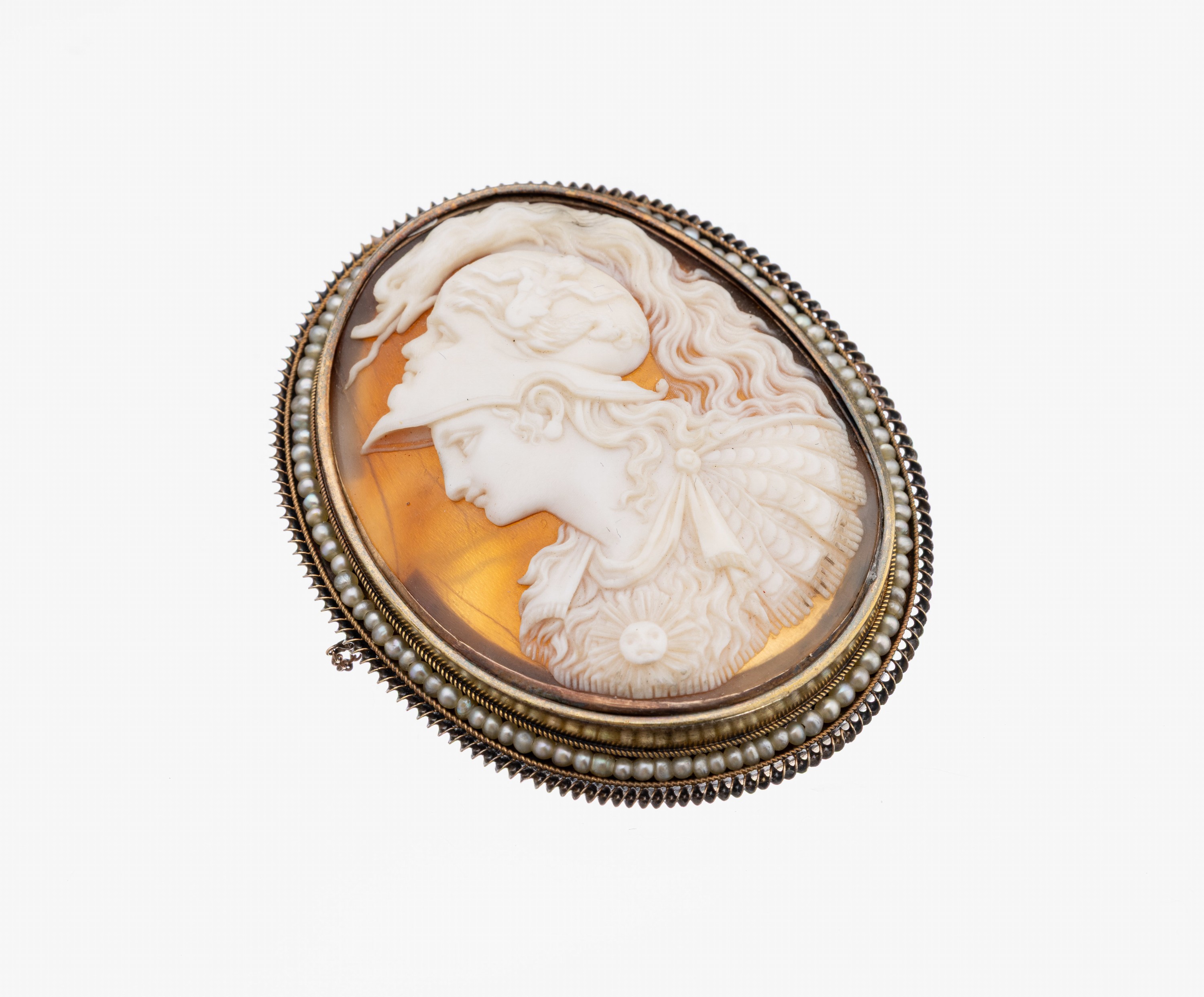 Kamee-Brosche, um 1880-1900, Metall verg., Muschelkamee, Darstellung eines antiken Kriegers, schlichte Rahmung mit kl. Flussperlen, ca. 6 x 5 cm, ...