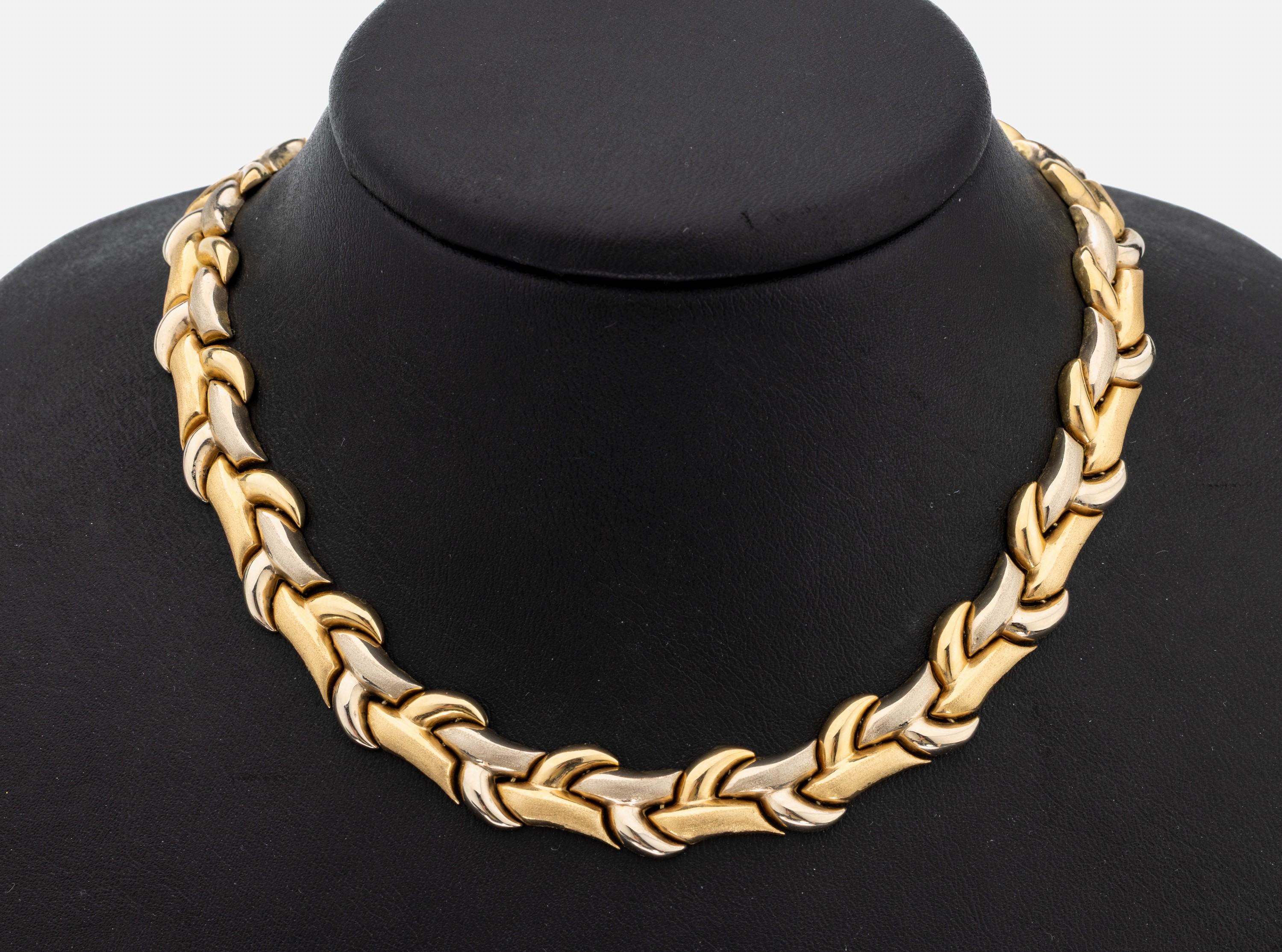 14 kt Gold Collier, GG/WG 585/000, part. sat., geschwungene Glieder, L. ca. 44 cm, gr. Federringschließe, ca. 35.2 g