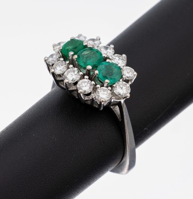 Image 14 kt Gold Smaragd-Brillant-Ring, WG 585/000, 3 rundfacett. Smaragde zus. ca. 0.60 ct, ...