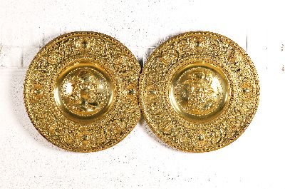 Image 26949187 - Paar Beckenschläger-Schalen, deutsch, um 1880-90, Messing reich geprägt mit ...