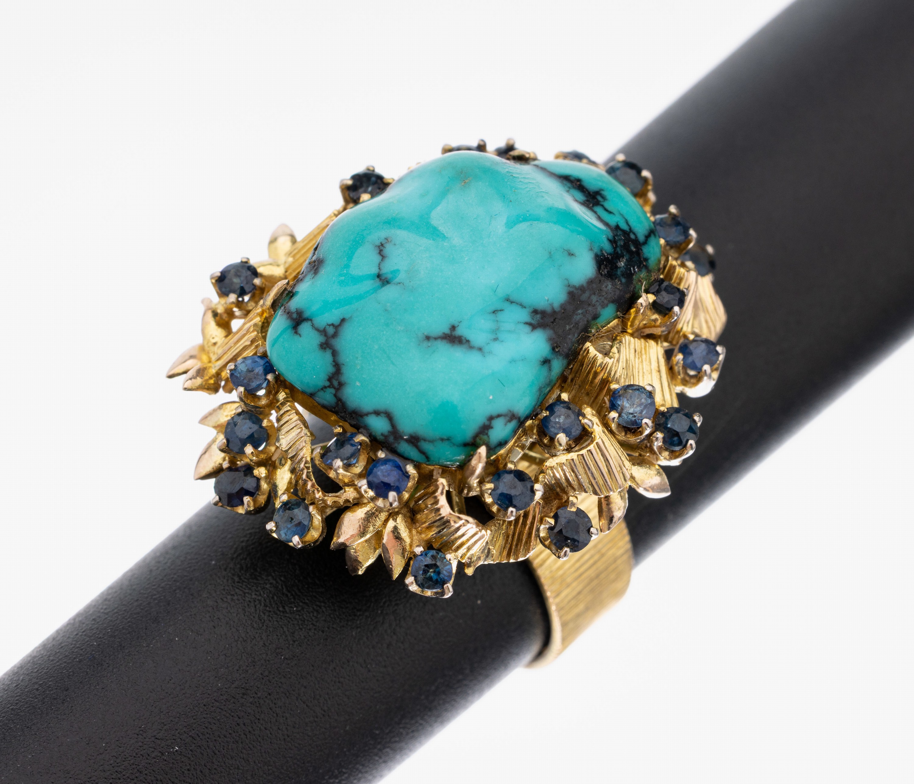 14 kt Gold Türkis-Saphir-Ring, GG 585/000, abstrakt, mittig gr. Türkis, 25 rundfacett. Saphire zus. ca. 1.20 ct, RW 55, ca. 11.7 g